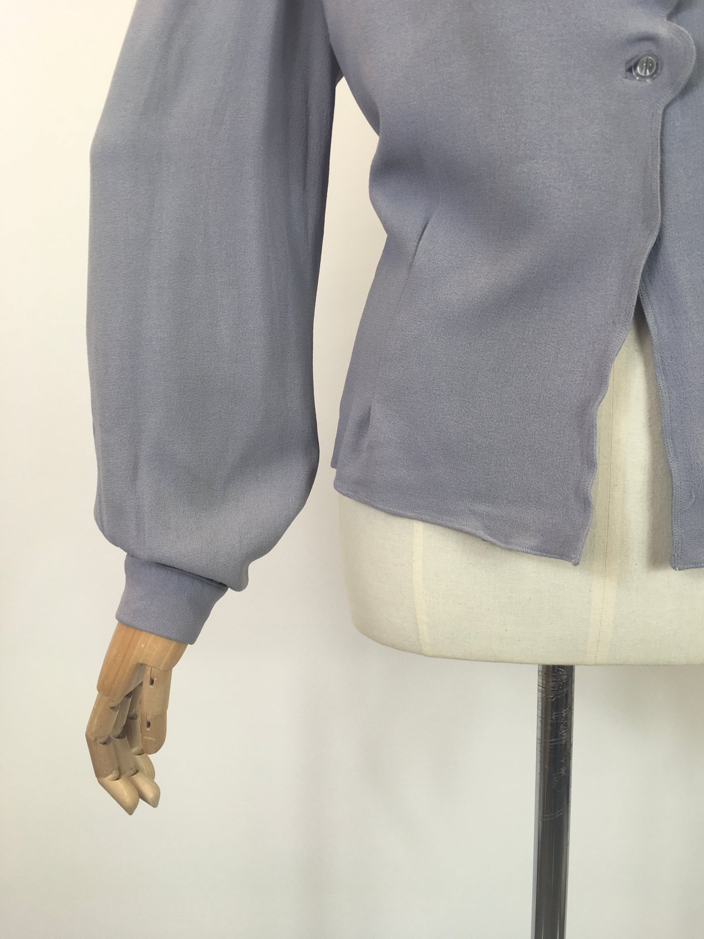 Original 1940’s Fabulous VOLUP Crepe Blouse in Powdered Grey - With Scalloped Detailing