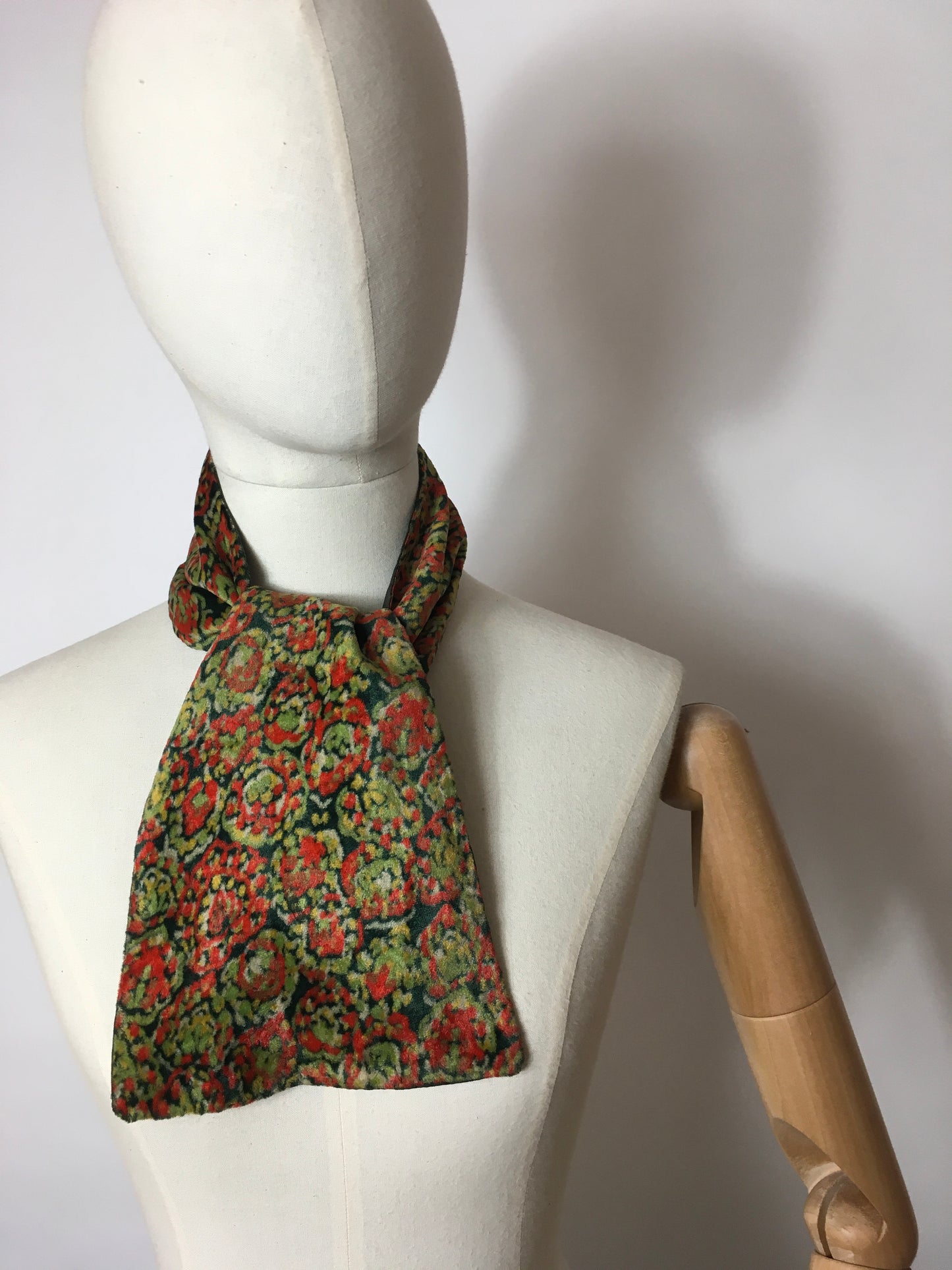 Original 1940’s Velvet Tippet with Crepe Lining - Lovely rich Colour Pallet