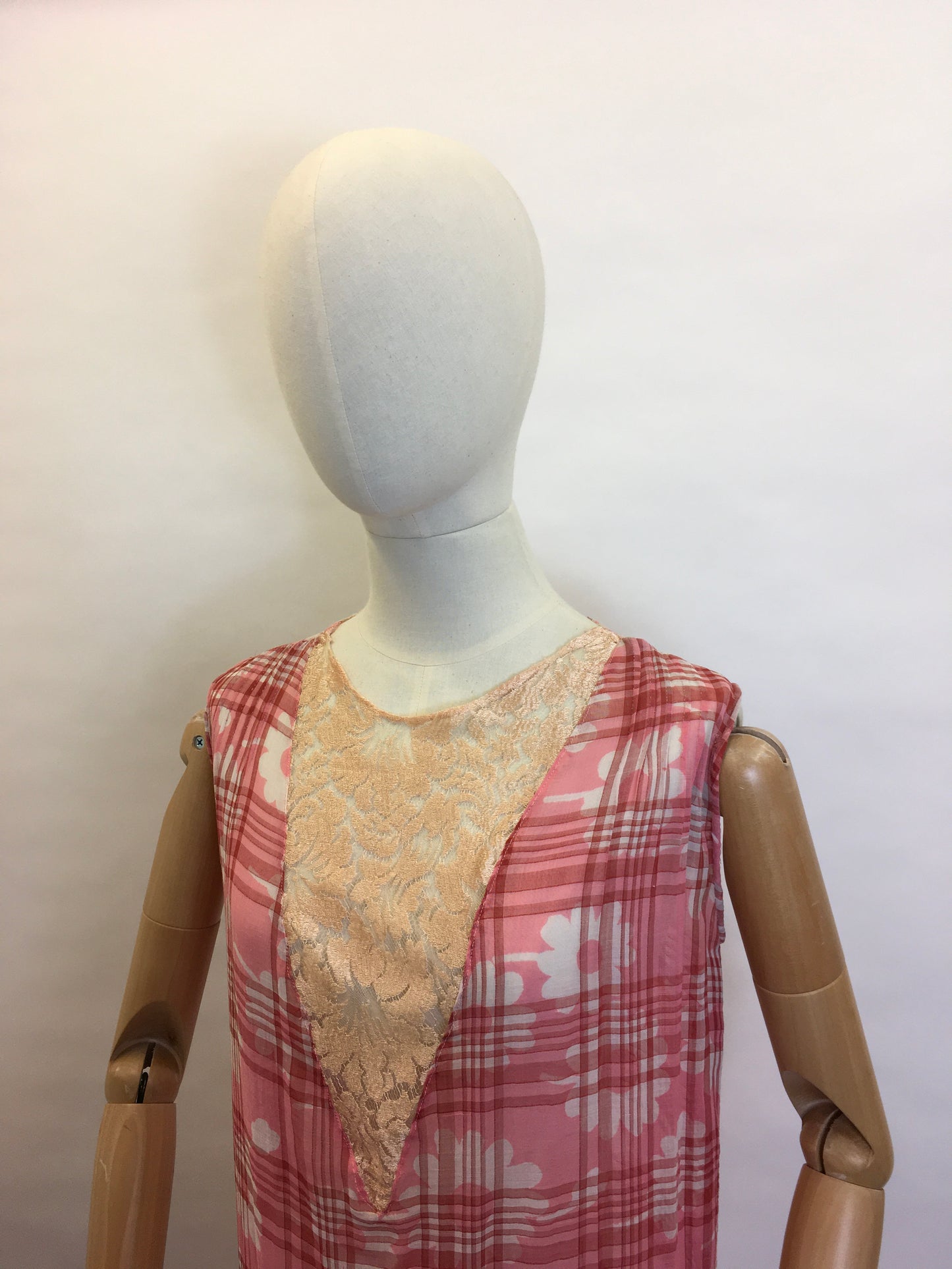 Original 1920s Day Dress - A Stunning Blend of Lace & Cotton Lawn