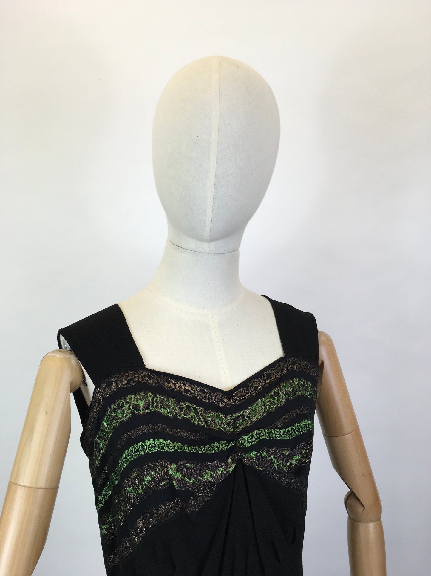 Original 1930s blouse in crepe - With Gorgeous metallic thread details