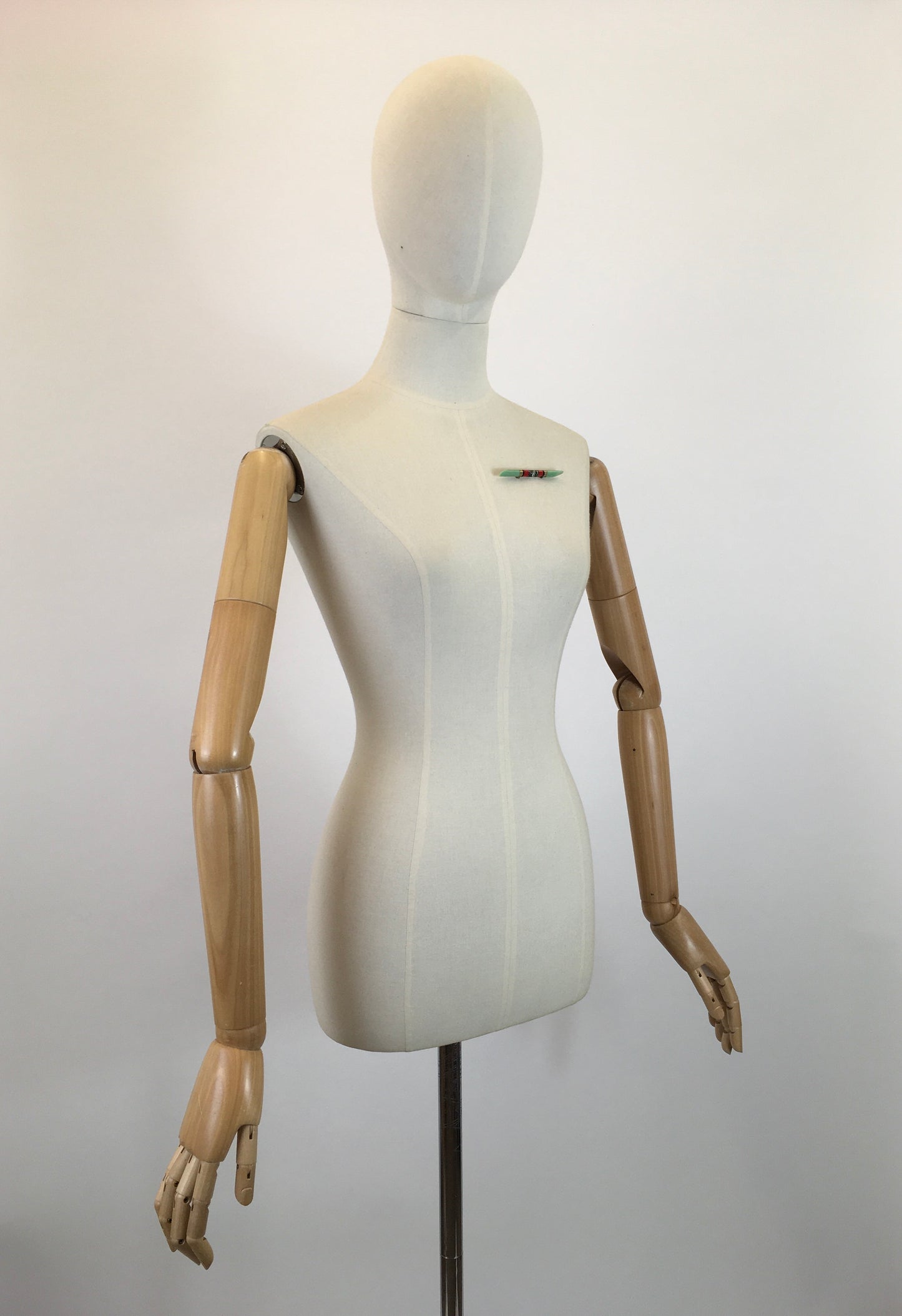 Original 1930's Stunning Bar Brooch - In Deco Green With Red & Marbled Inlay