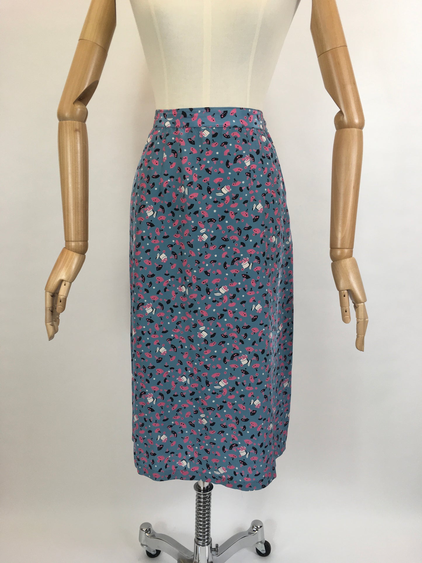 Original 1940’s FABULOUS Novelty Print Rayon Skirt - Featuring A Vanity Scene of Fans, Trinket Pots and Vases