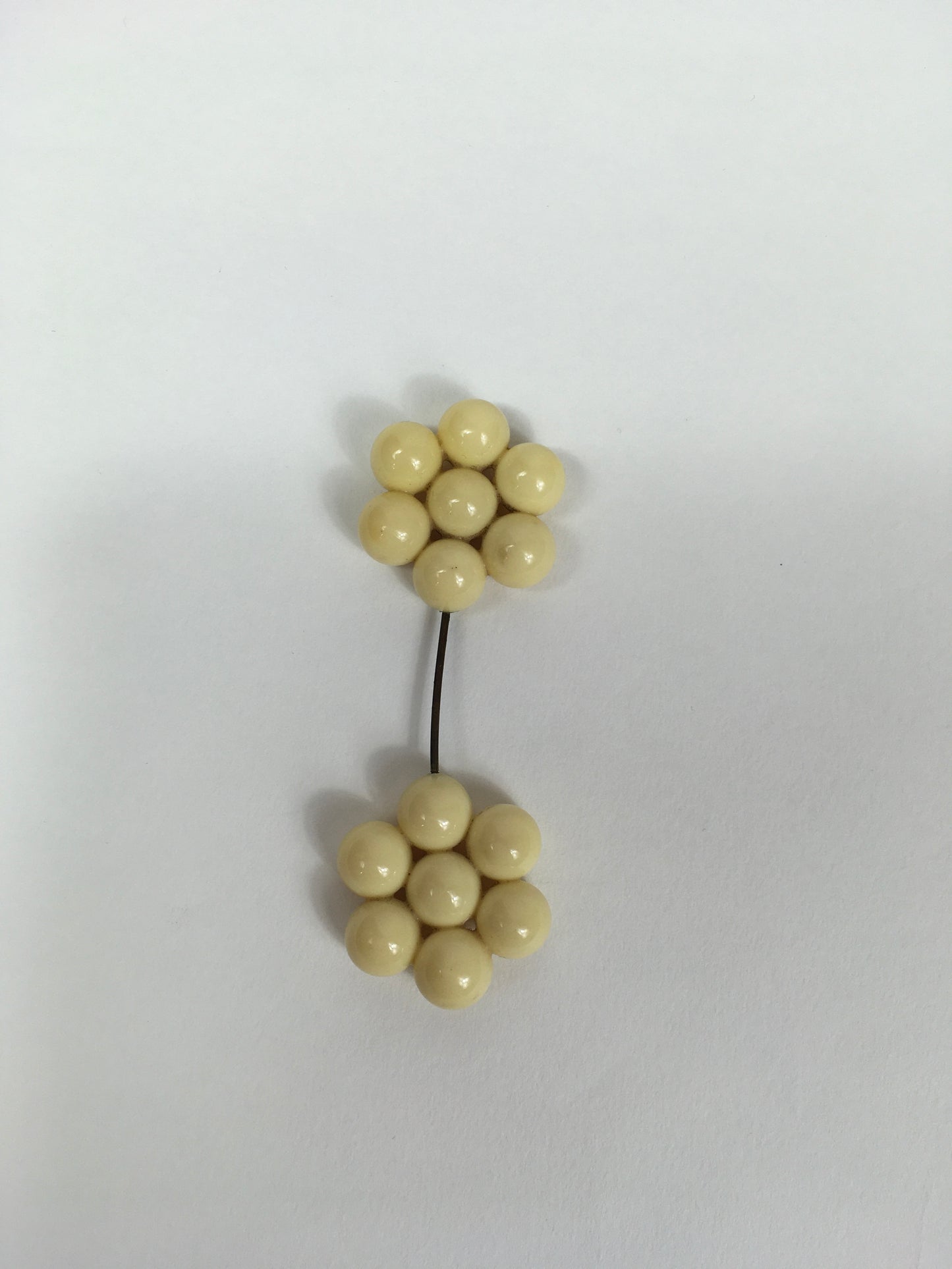 Original 1930’s Cream Hat Flash - In A Beautiful Shaped Design