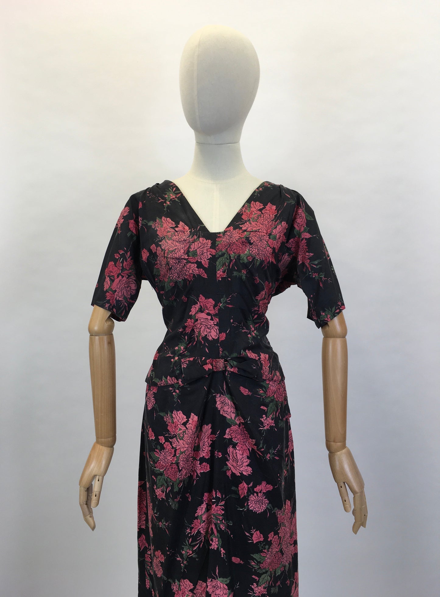 Original 1950’s Fabulous Wiggle Dress - In A Lovely Floral Silk