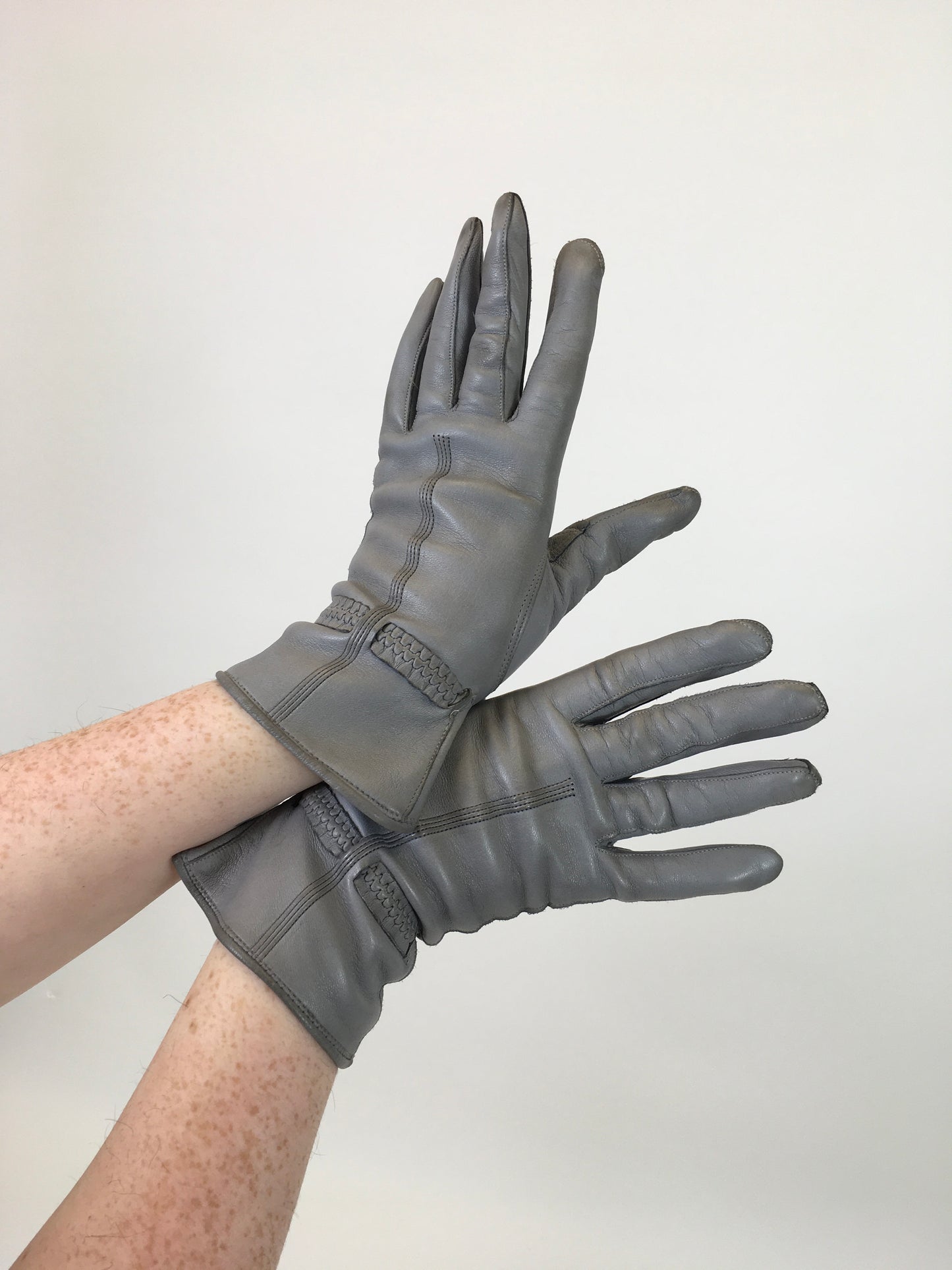 Original Fabulous 1940's CC41 Utility Gloves - In A Powdered Grey Leather