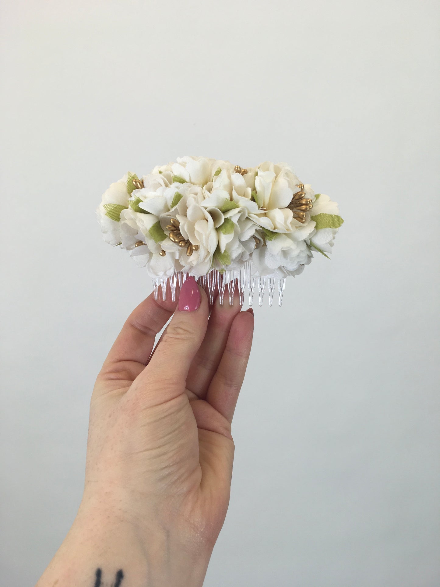 Reproduction Hairflower Comb by ' Pin Up Curl' - In White and Gold