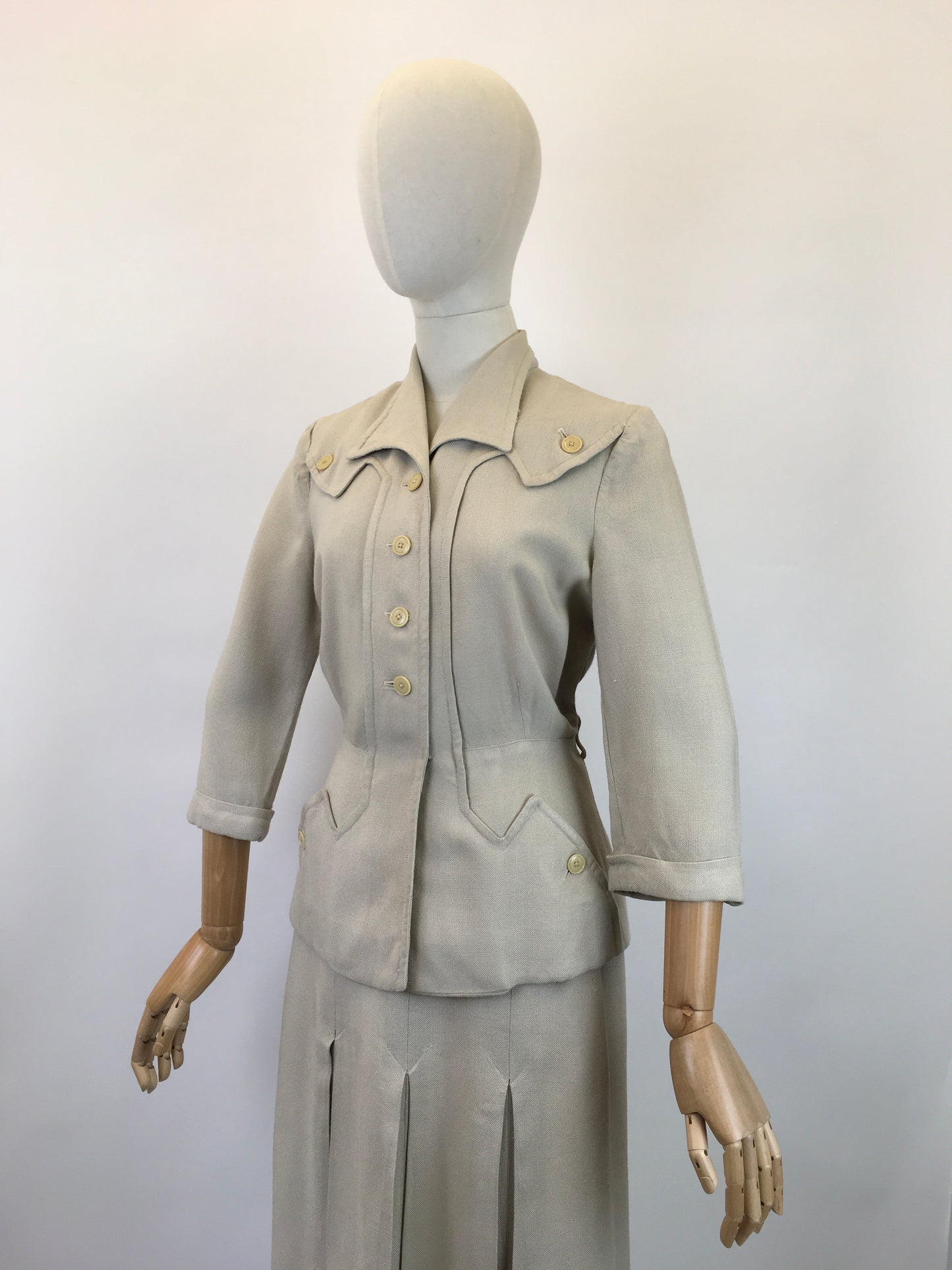 Original Early 1940’s Sensational Moygashal Linen 2pc Suit - By ‘ Fashion Sport’