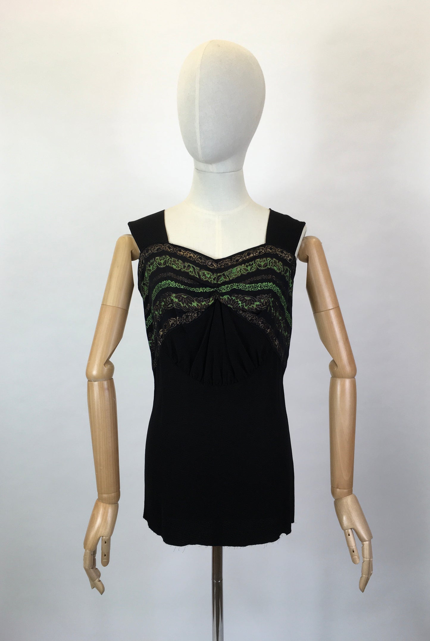 Original 1930s blouse in crepe - With Gorgeous metallic thread details