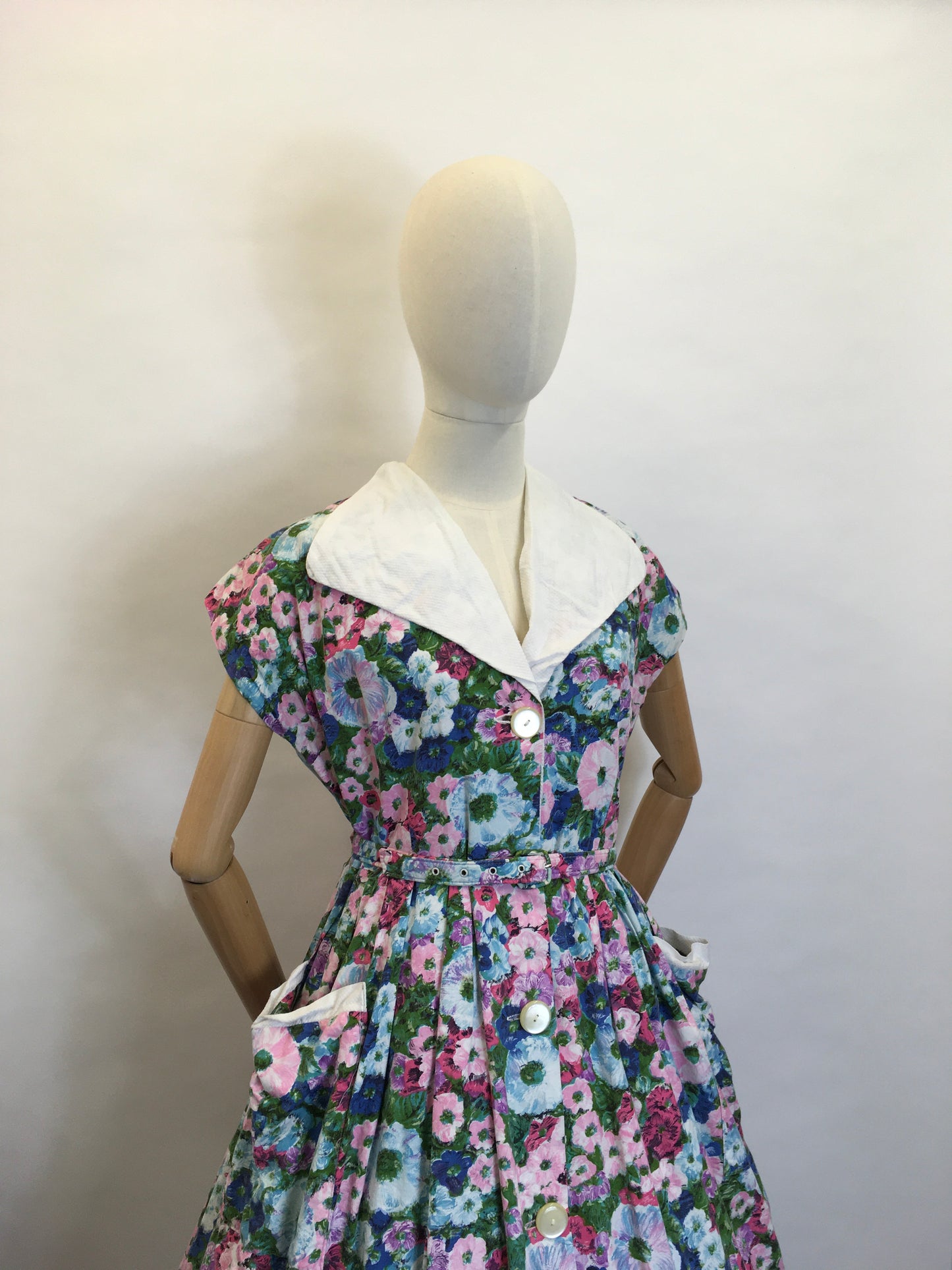 Original 1950's Floral Cotton Day Dress - Fabulous Collar and Big Pockets