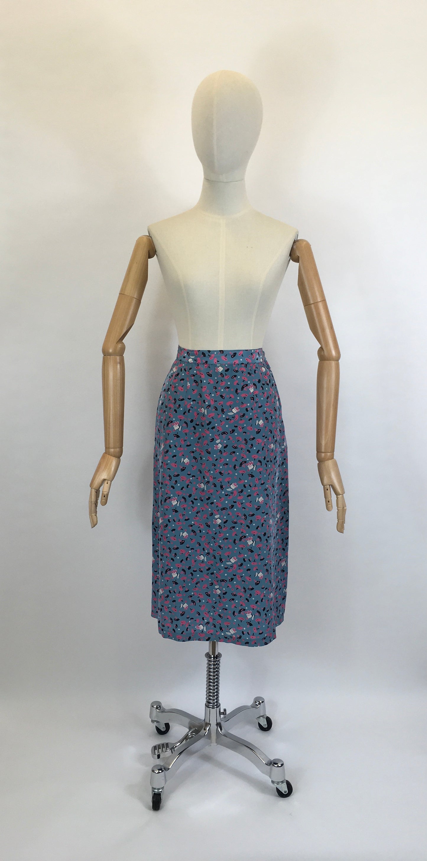 Original 1940’s FABULOUS Novelty Print Rayon Skirt - Featuring A Vanity Scene of Fans, Trinket Pots and Vases