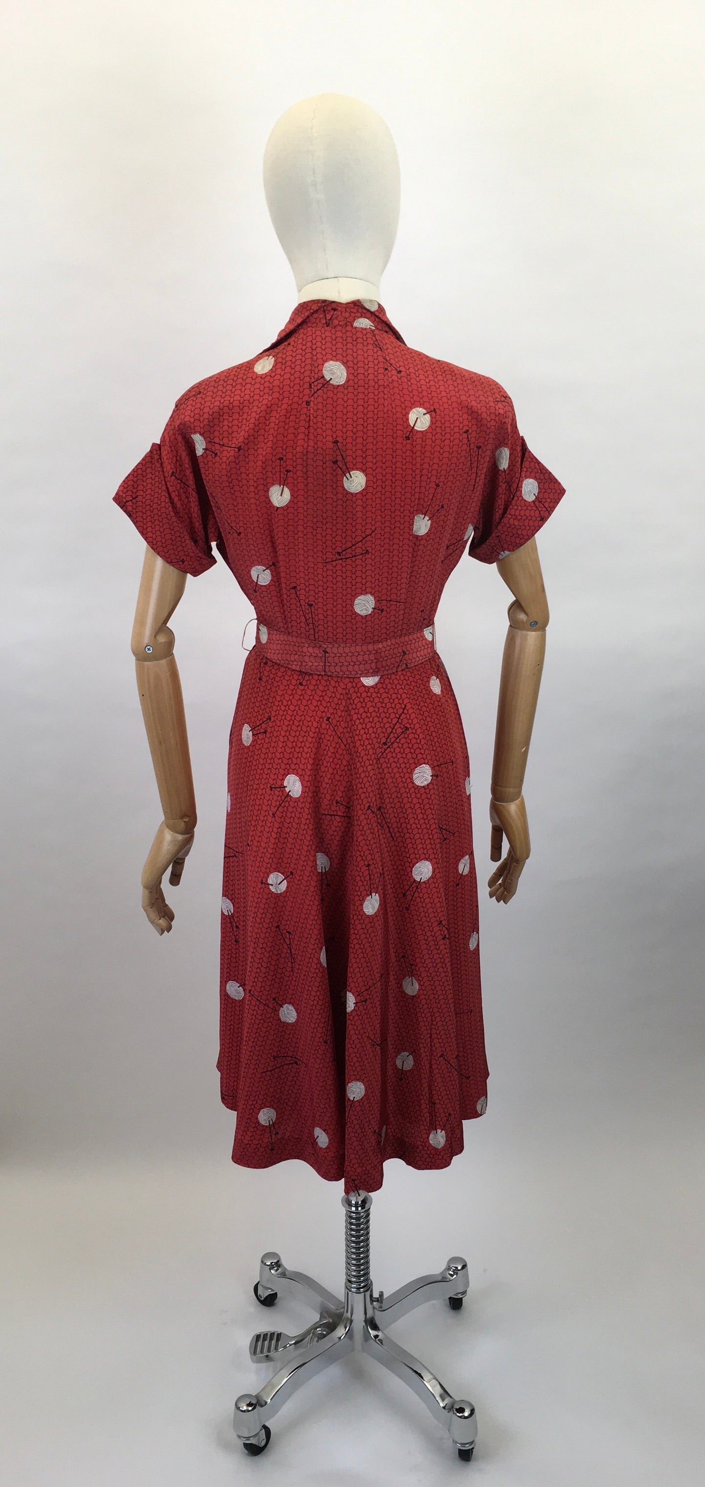 Original 1940’s ‘ Leslie Fay’ Novelty Print Rayon Dress - In a STUNNING knitting Needle and Yarn Print