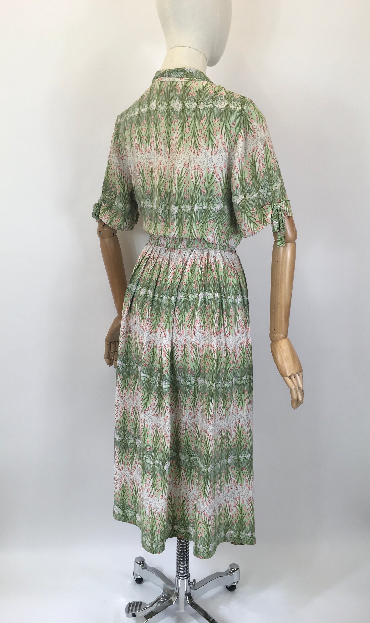 Original 1940’s Stunning Rayon Crepe Dress - In the Prettiest Floral in Powdered Rose and Green