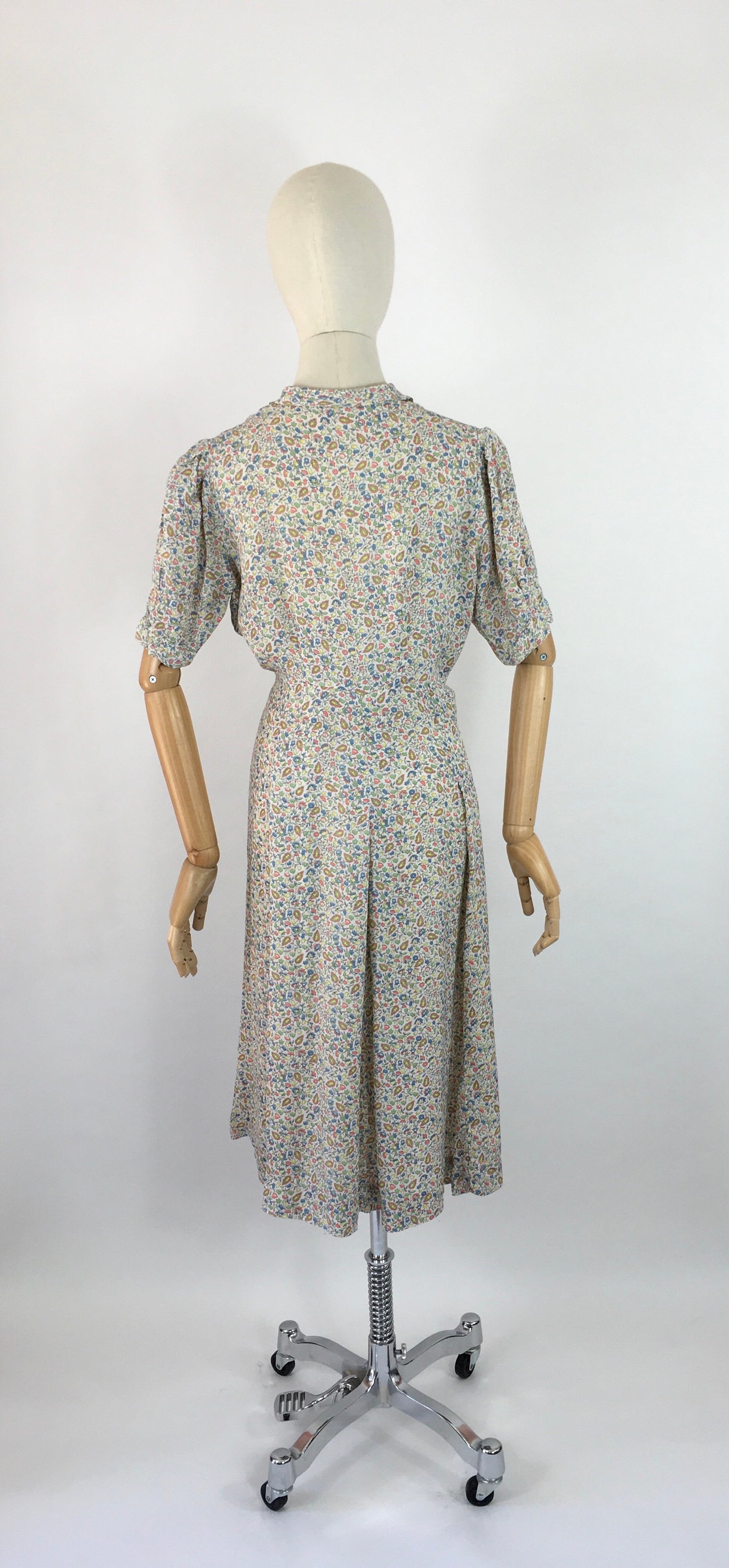 Original 1940s Summer Day Dress - In a Beautiful Floral and Paisley Print