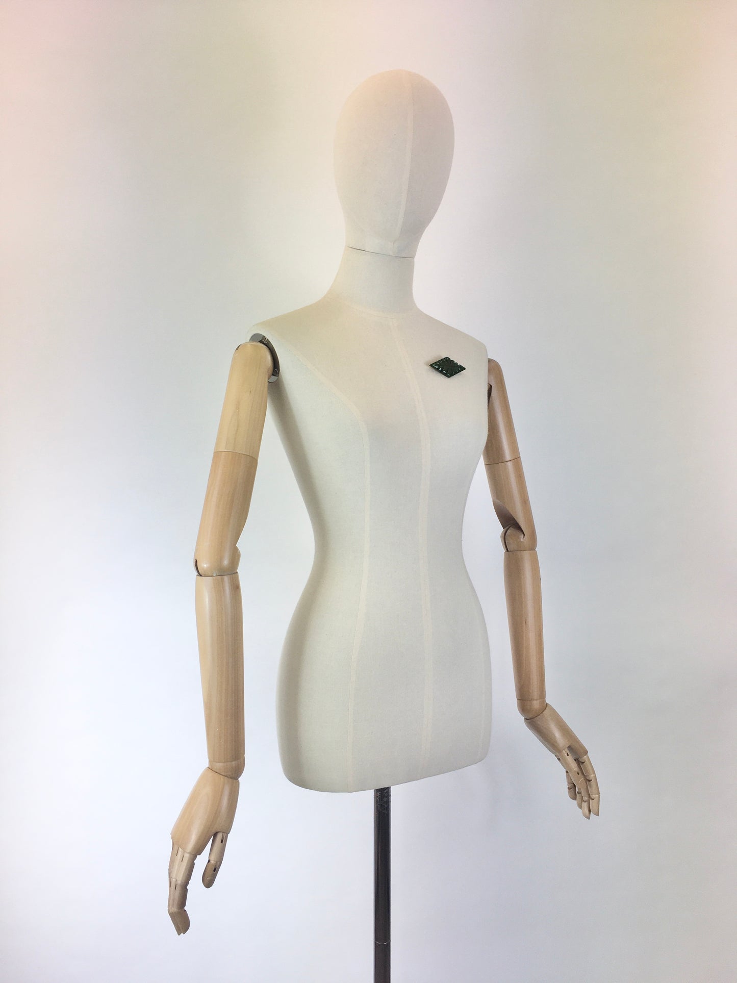 Original late 1940’s early 1950’s Bakelite Leaf Brooch - In Pine Green