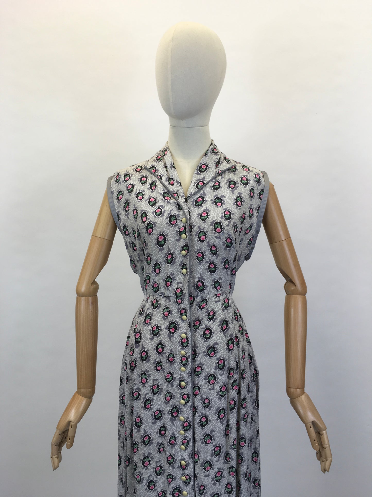 Original 1950’s Cute Button Front Dress - In A Lovely Pretty Cameo Floral