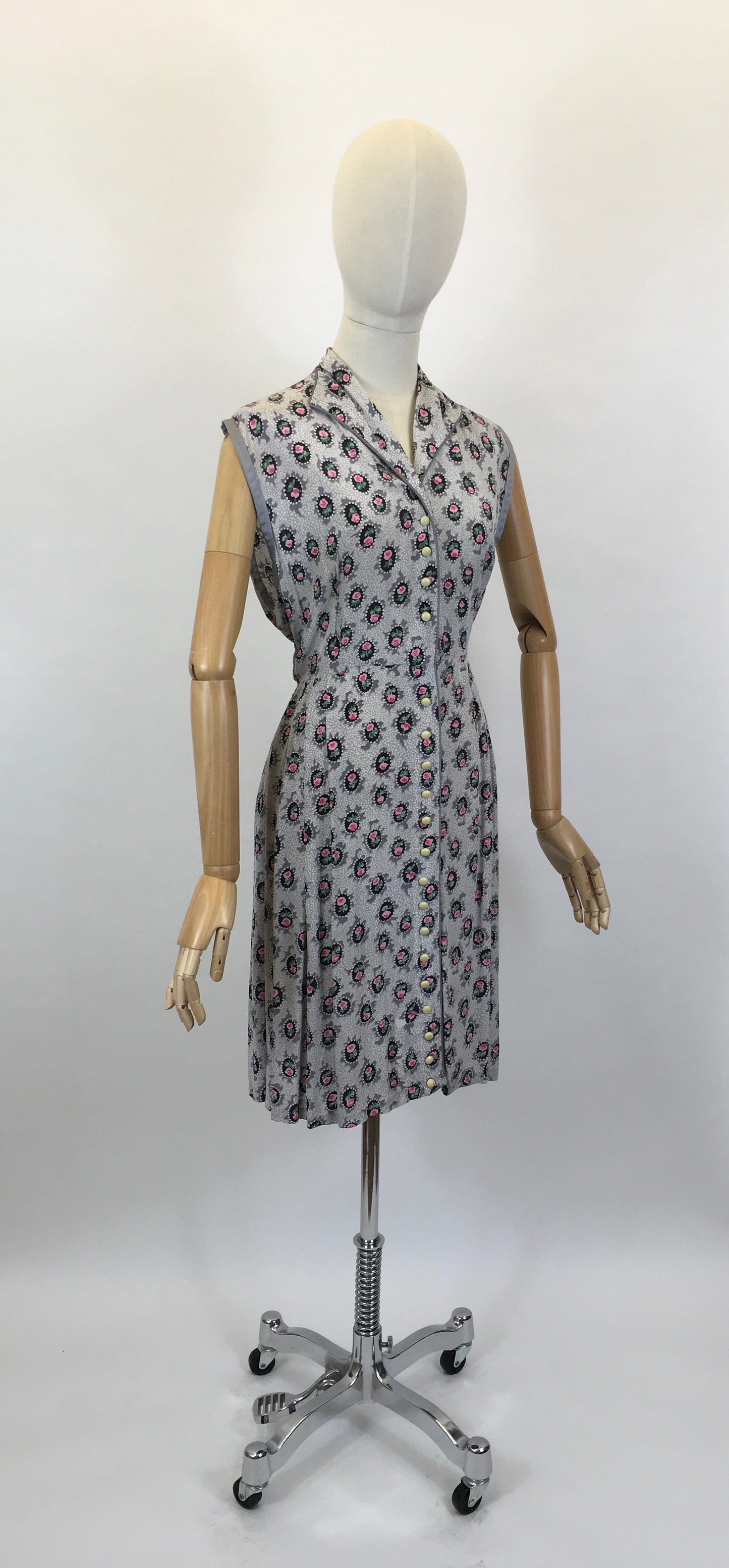 Original 1950’s Cute Button Front Dress - In A Lovely Pretty Cameo Floral