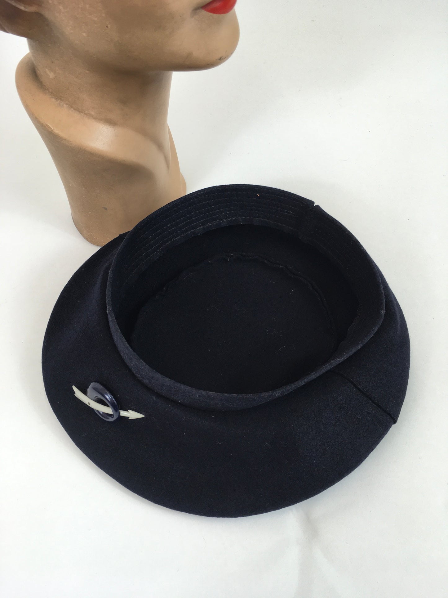 Original Stunning 1940’s Navy Halo Hat - With Cream And Midnight Blue Hat Flash