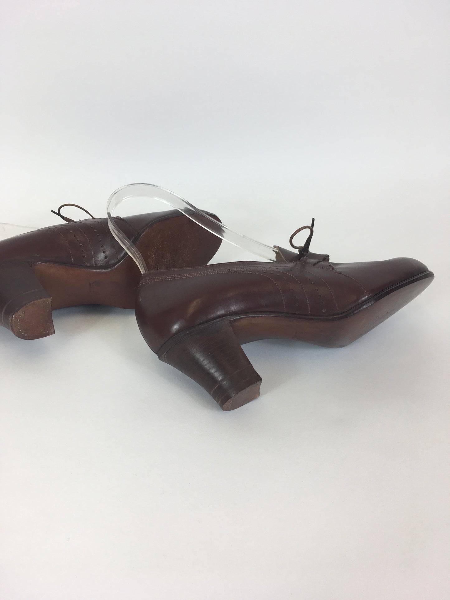 Original 1940’s STUNNING CC41 Brown Heeled Lace Up Brogues - By ‘ Cavette ‘