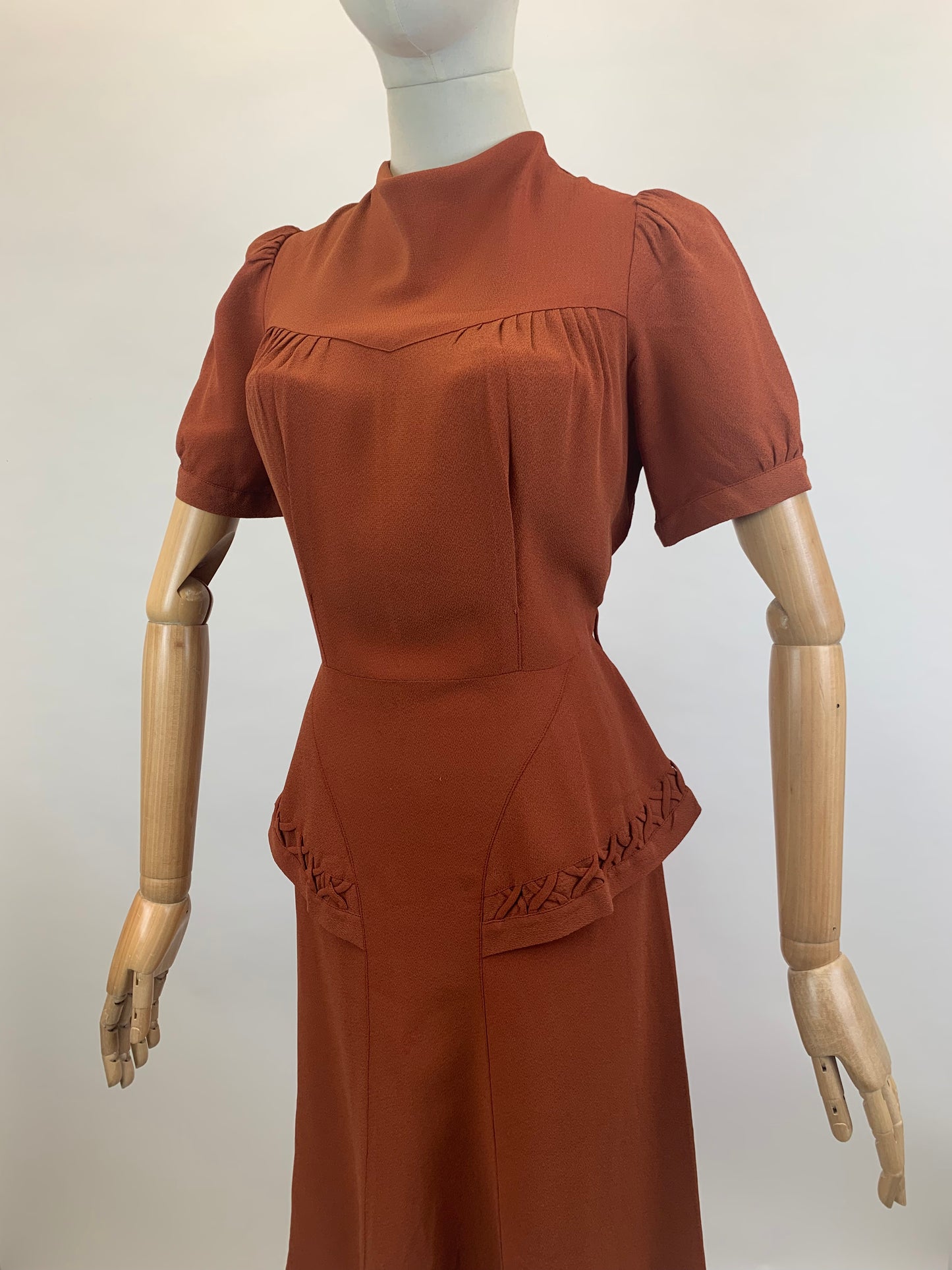 Original 1940's CC41 label Fabulous dress - Cinnamon