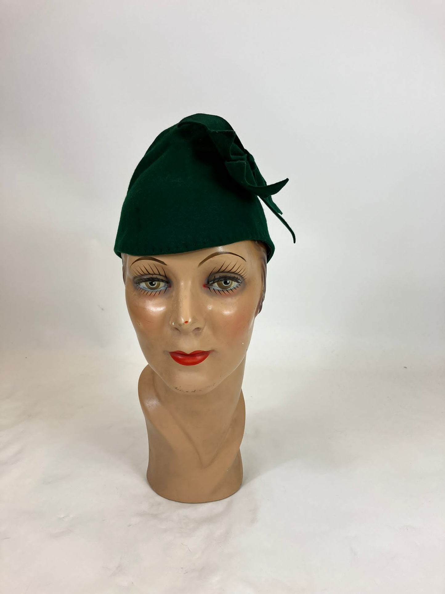Original 1930’s Stunning Pixie Hat - in Forest Green
