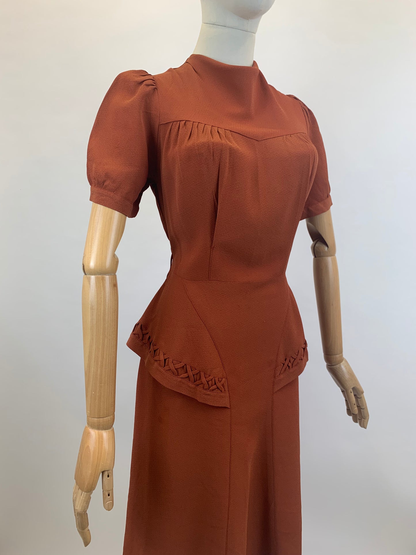 Original 1940's CC41 label Fabulous dress - Cinnamon