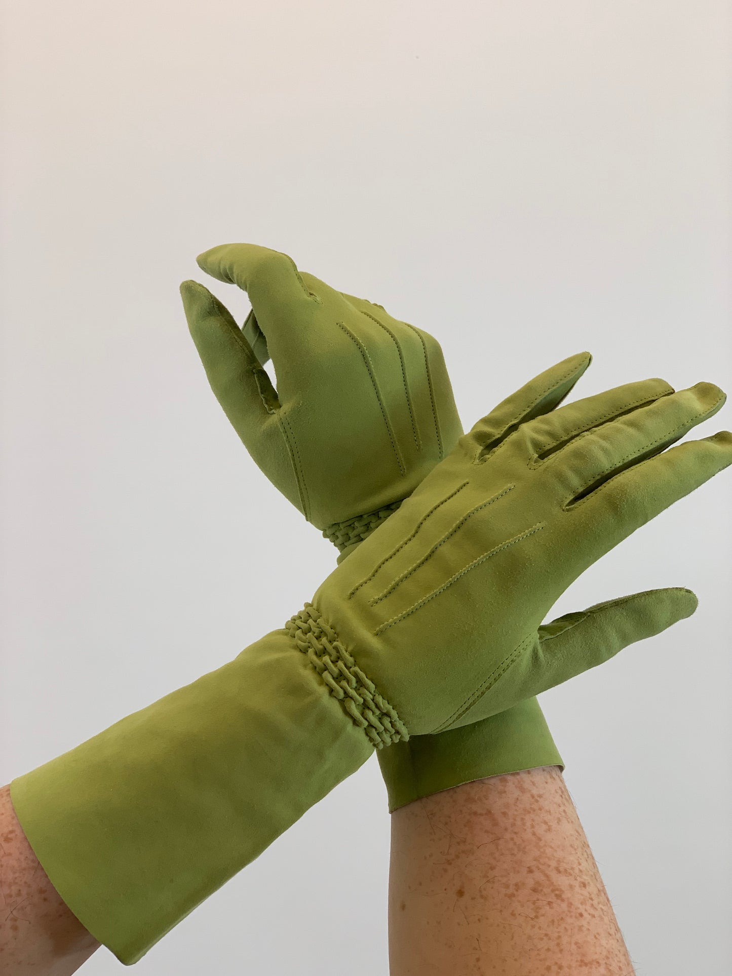 Original 1940’s Gorgeous Gloves - in Chautreuse