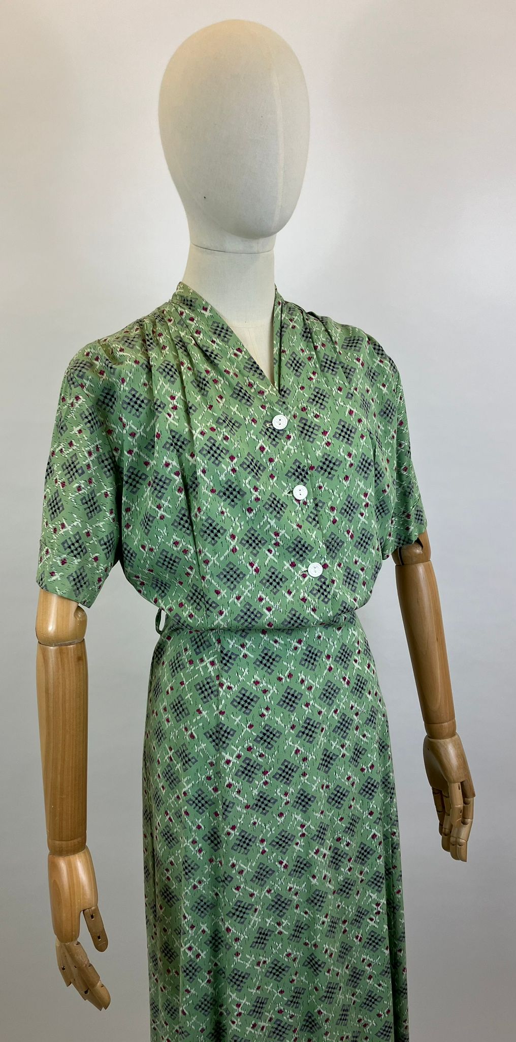 Original 1940’s Gorgeous Day Dress - in Green, Mauve and Cerise