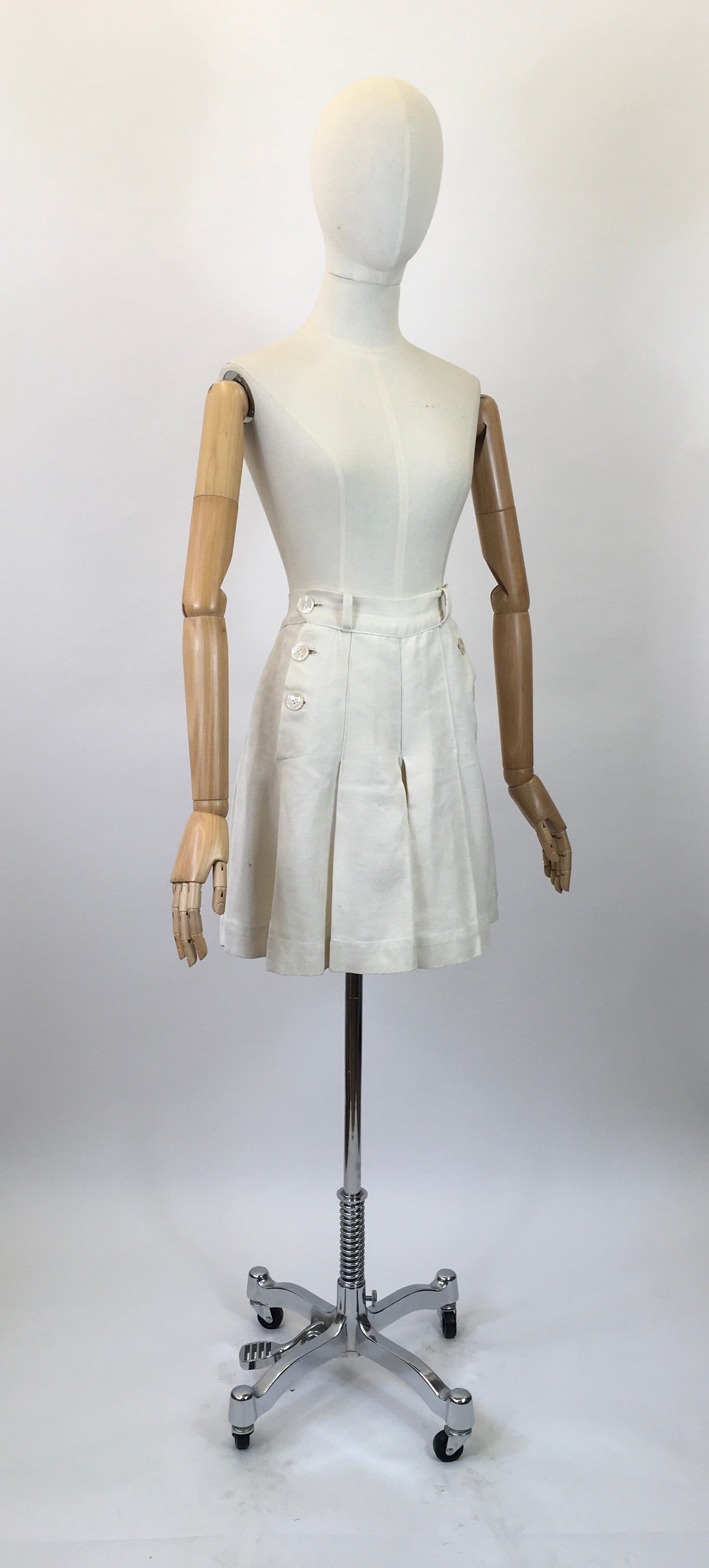 Original 30’s Linen Shorts - Traditional white.