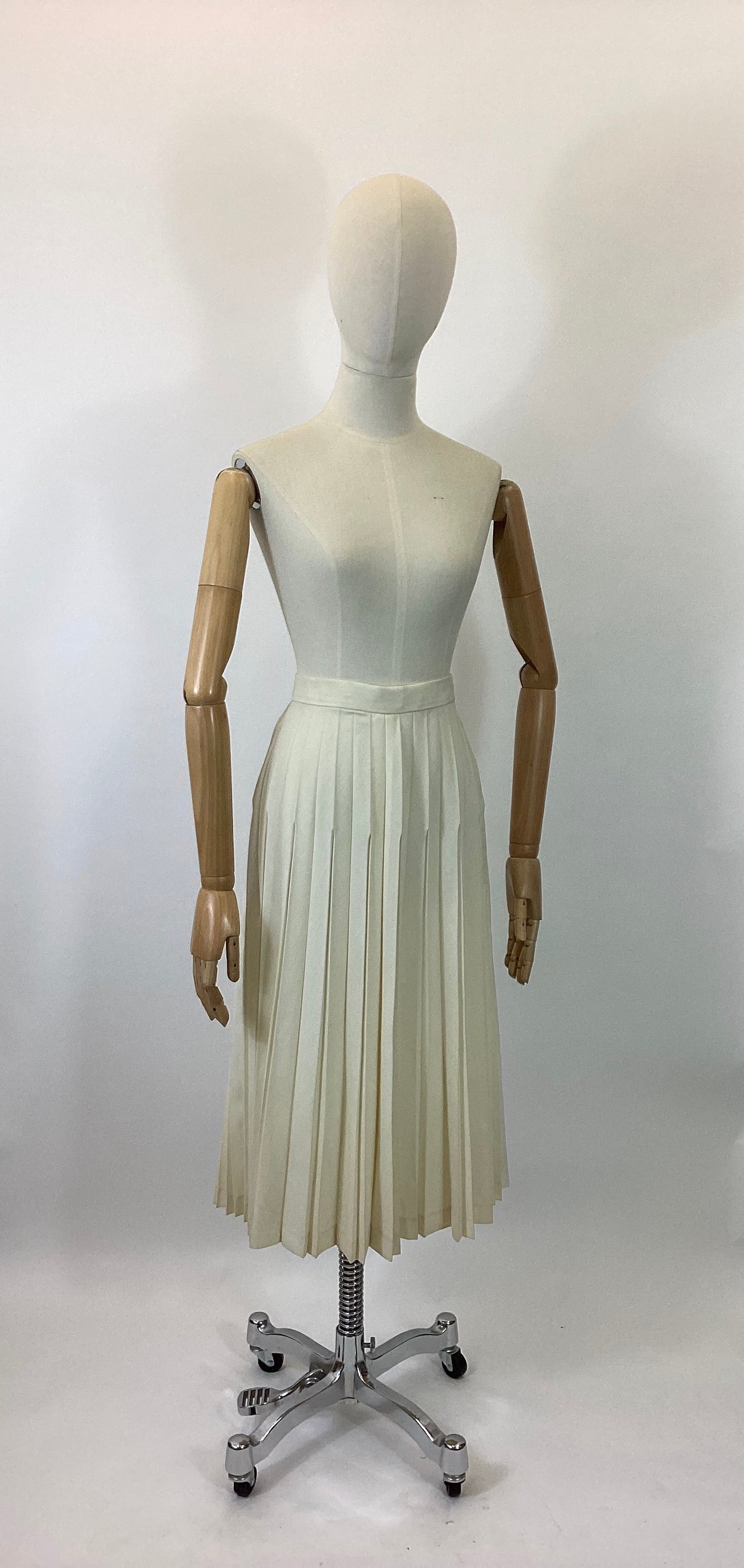 Original 1950’s Gorgeous fully pleated skirt - cream