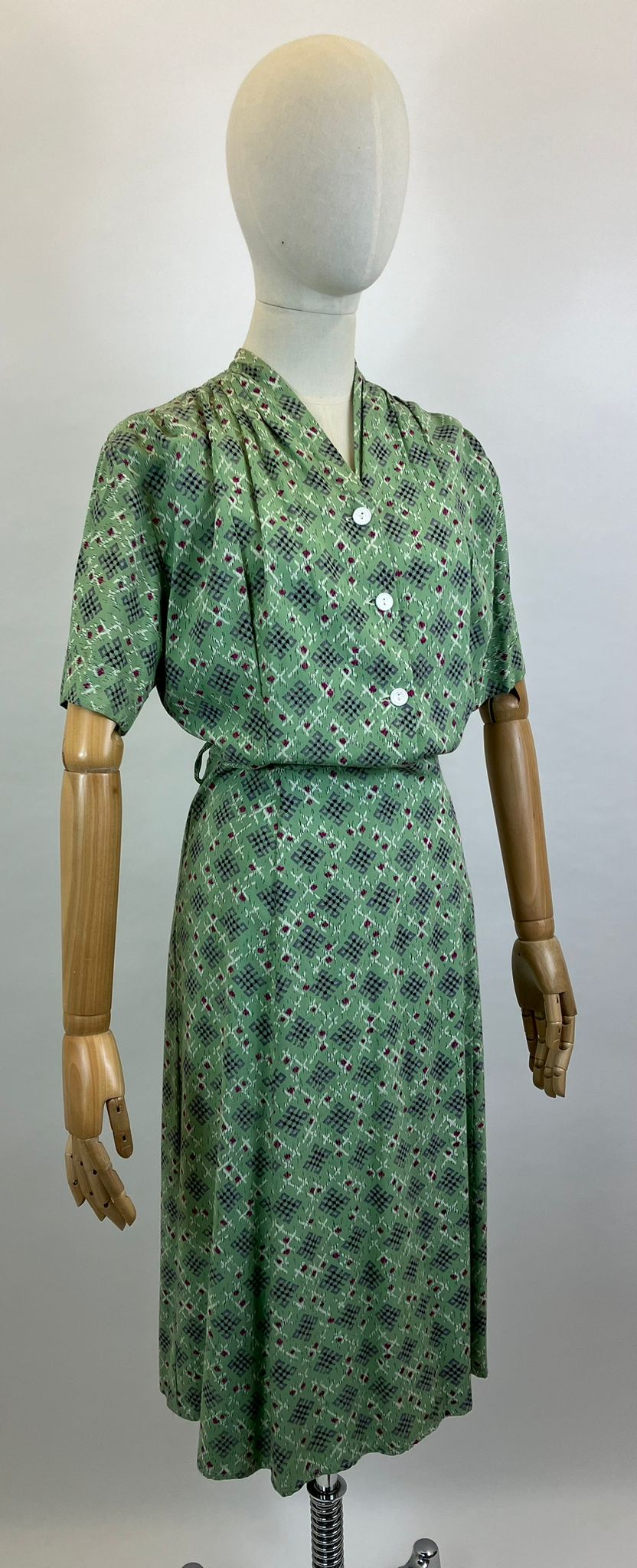 Original 1940’s Gorgeous Day Dress - in Green, Mauve and Cerise