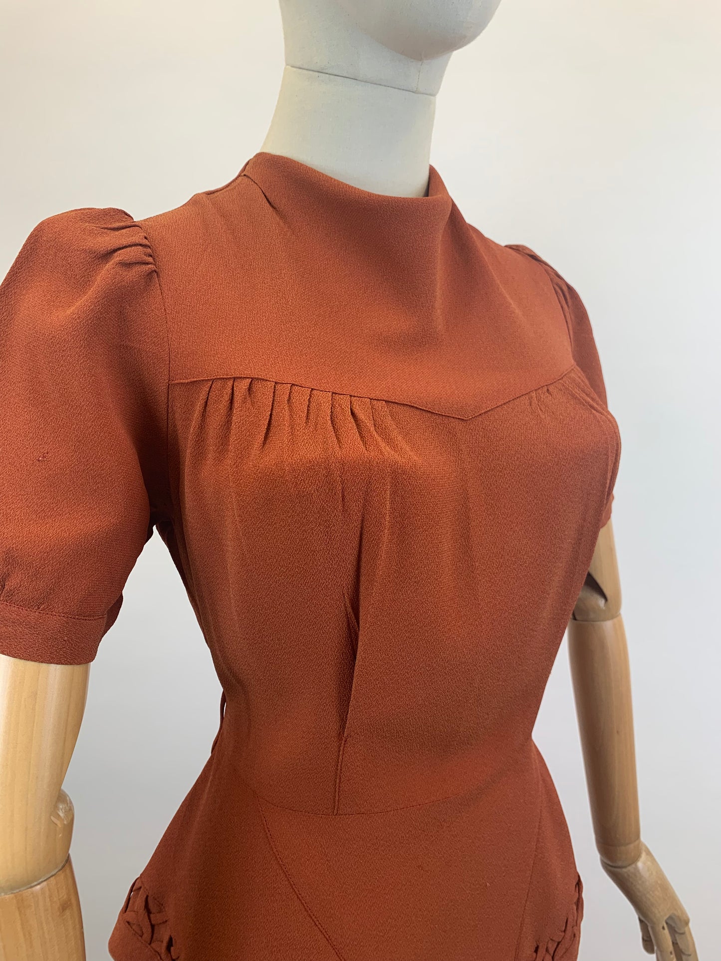 Original 1940's CC41 label Fabulous dress - Cinnamon