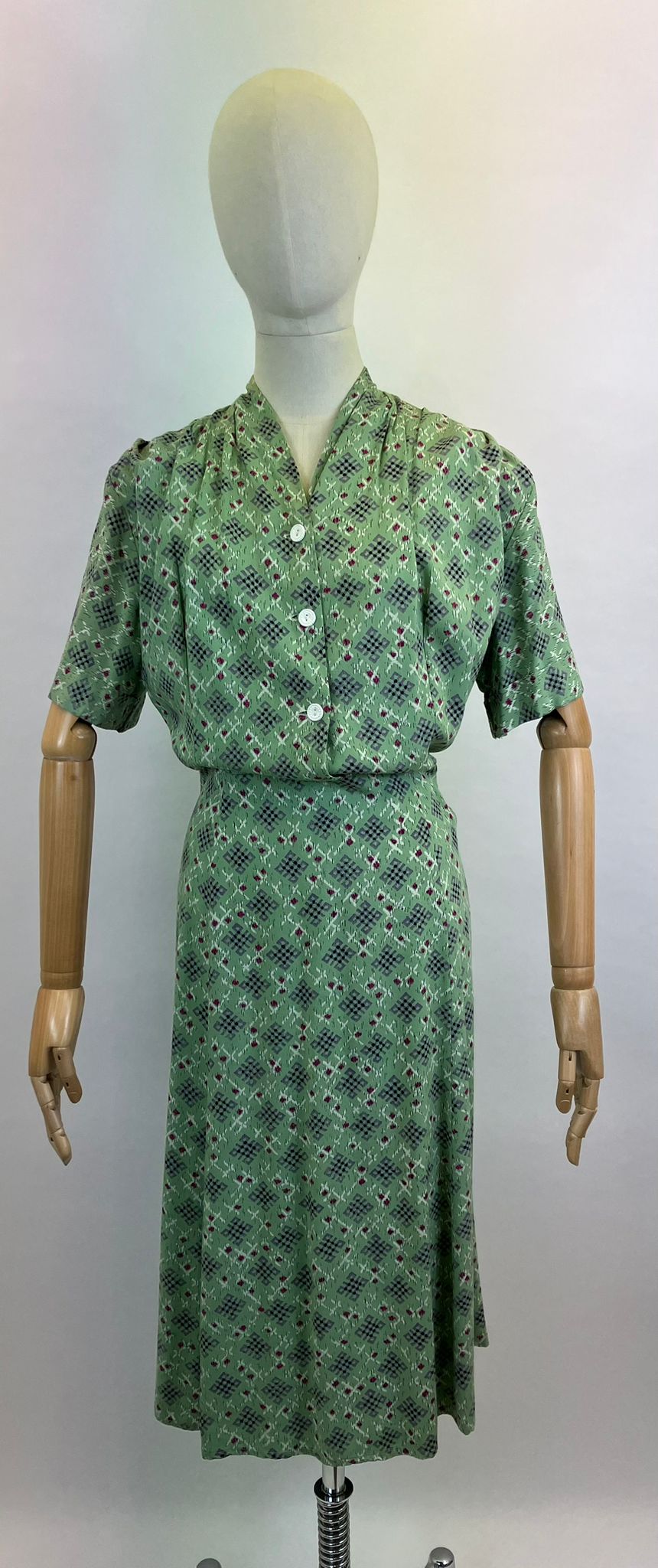 Original 1940’s Gorgeous Day Dress - in Green, Mauve and Cerise