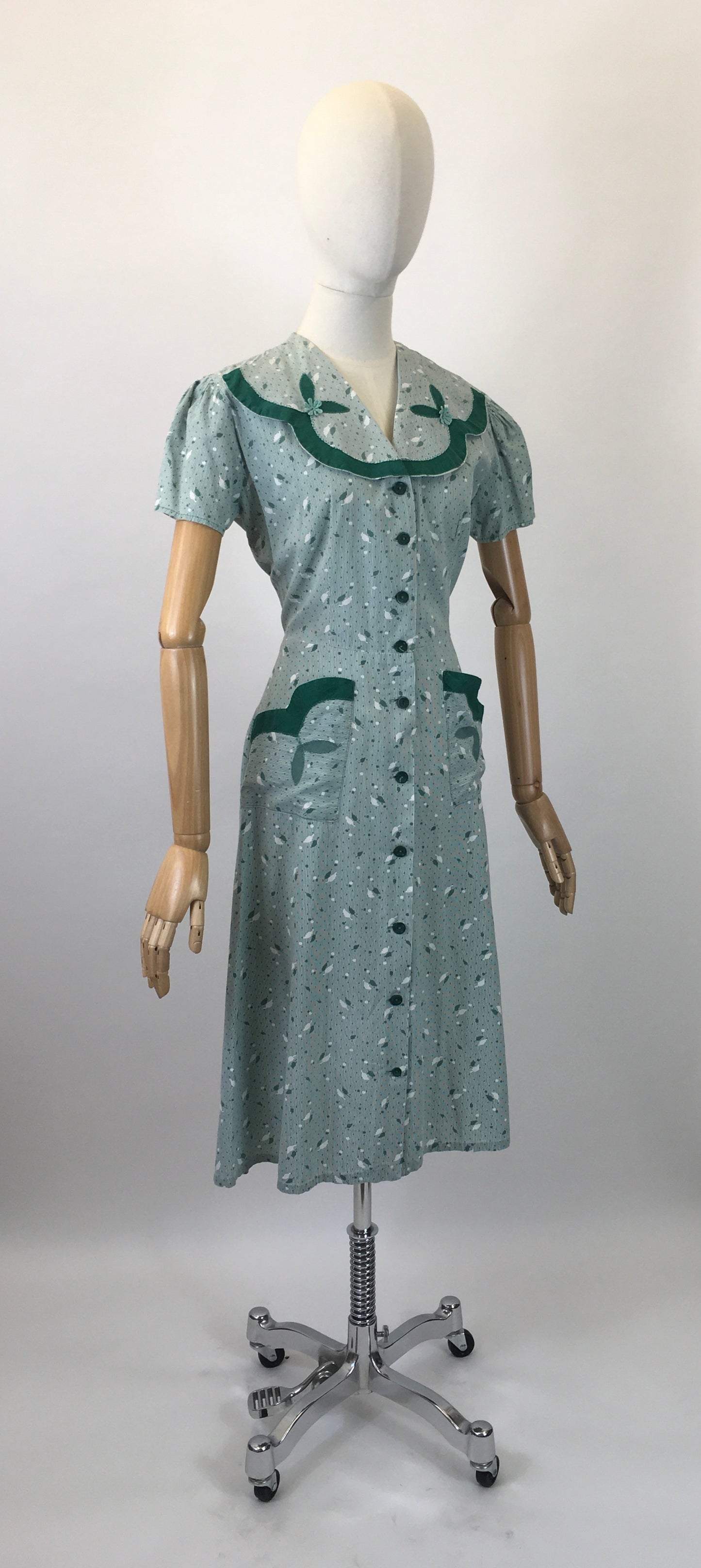 Original 1940’s Beautiful Cotton Day Dress - In A Leaf Print With Appliqué Details