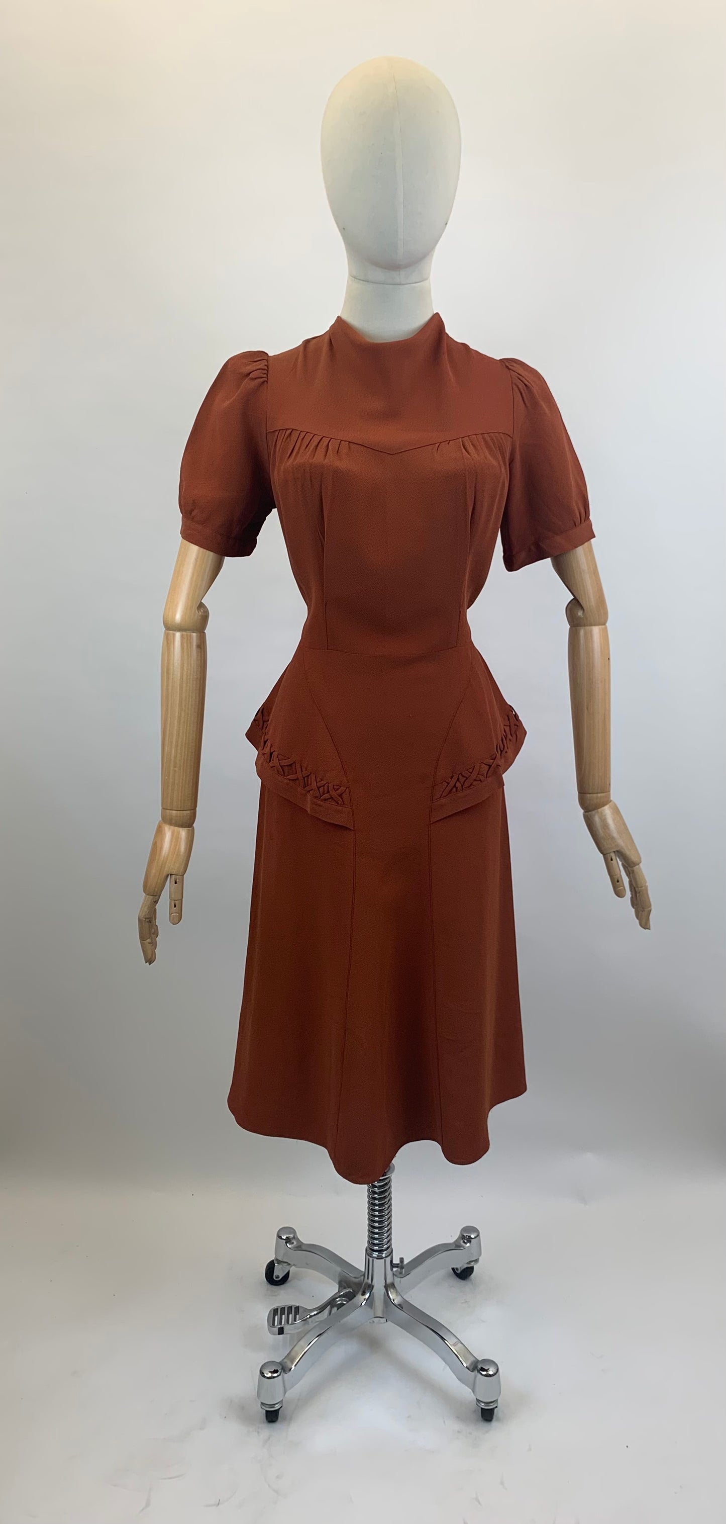 Original 1940's CC41 label Fabulous dress - Cinnamon