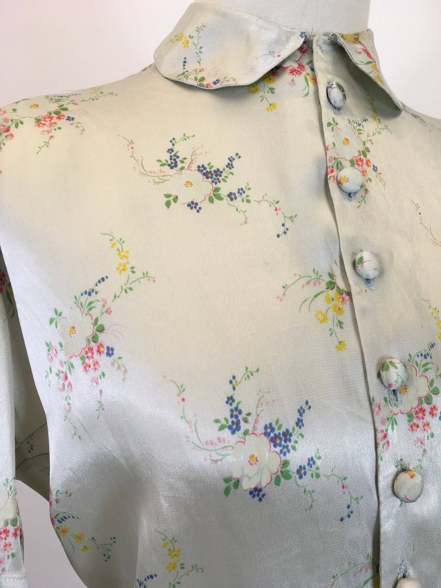 Original 30’s / 40’s Gorgeous blouse - with delicate pale bouquets of flowers