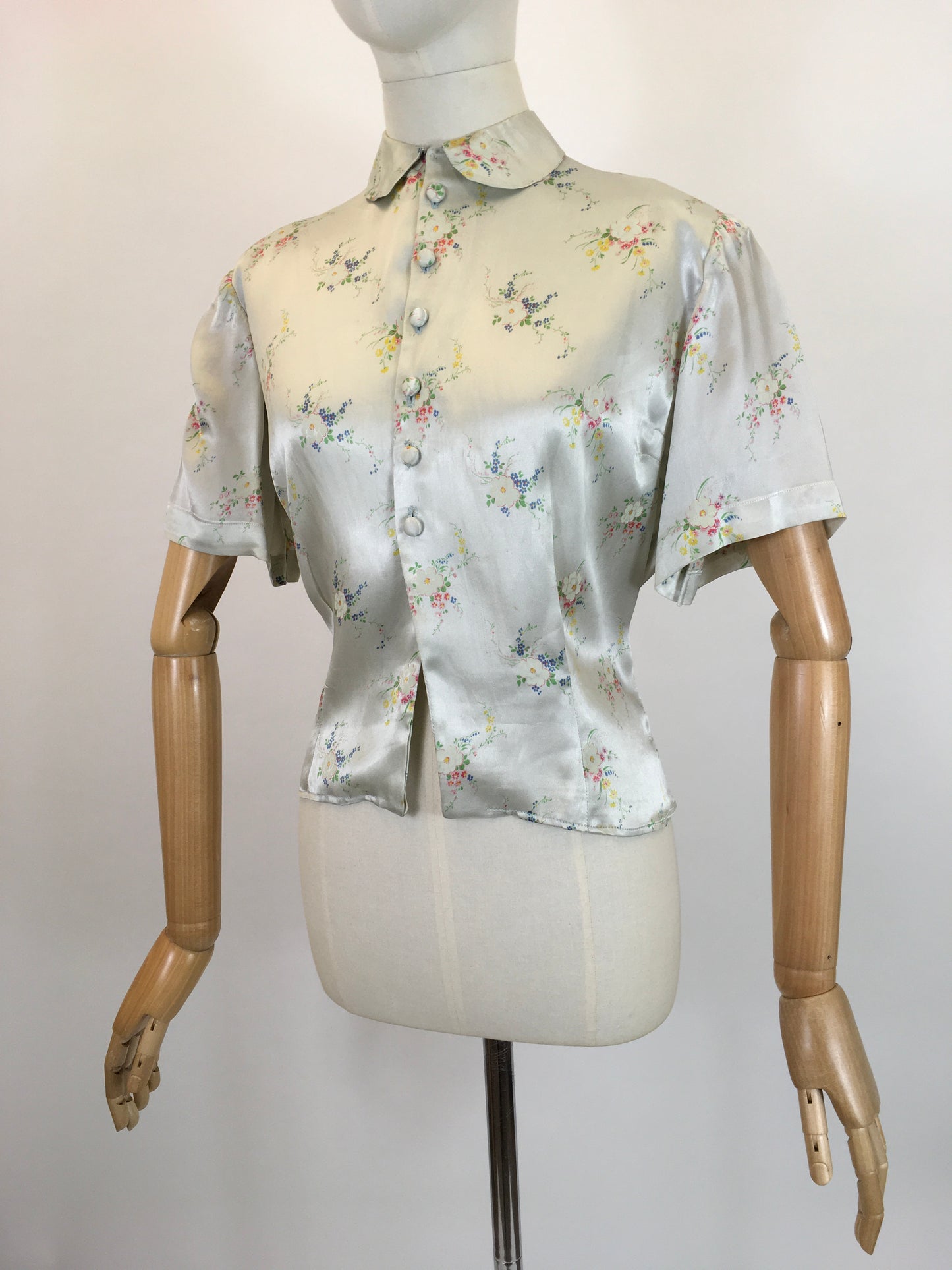 Original 30’s / 40’s Gorgeous blouse - with delicate pale bouquets of flowers