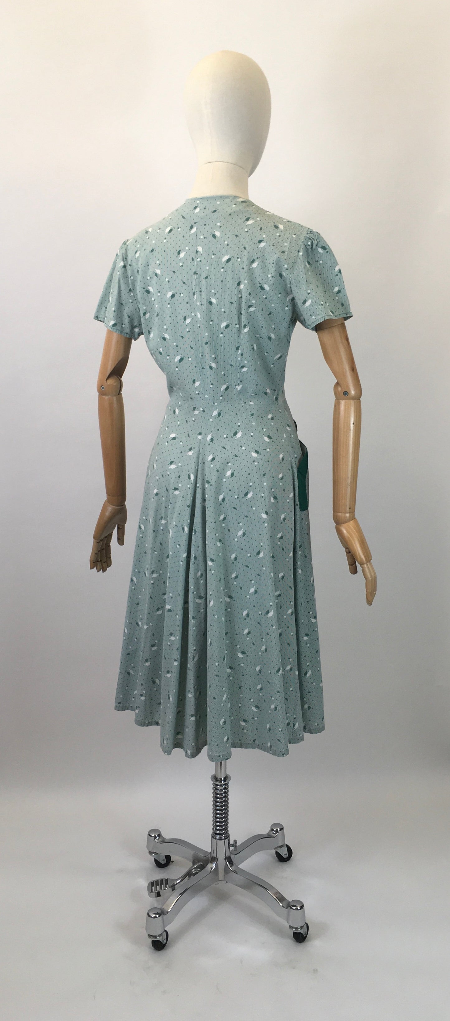 Original 1940’s Beautiful Cotton Day Dress - In A Leaf Print With Appliqué Details