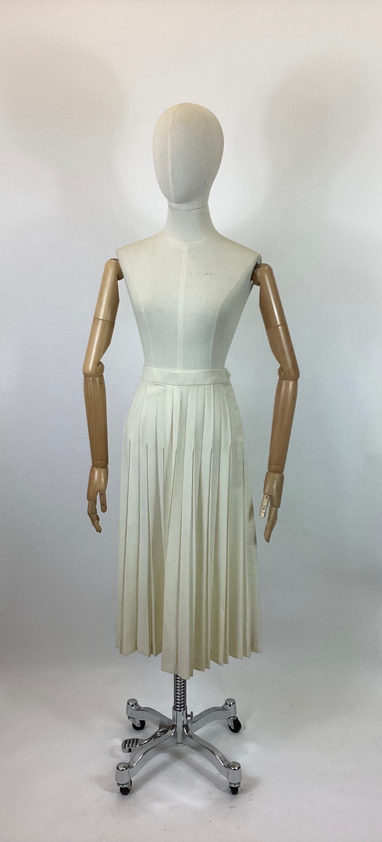 Original 1950’s Gorgeous fully pleated skirt - cream