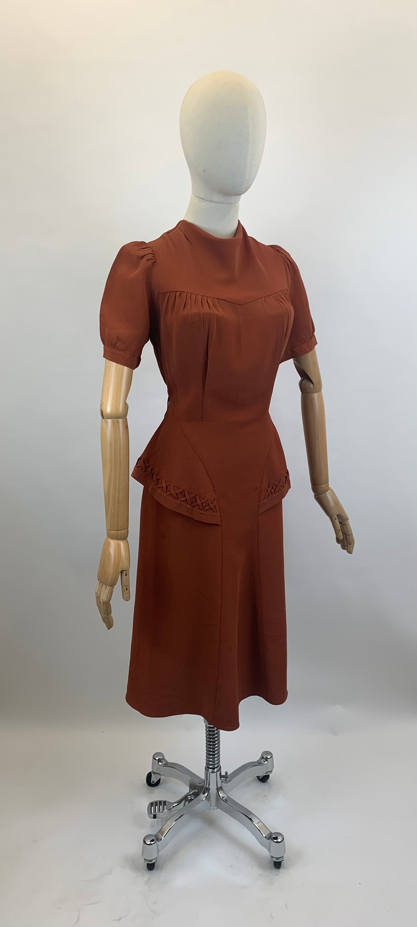 Original 1940's CC41 label Fabulous dress - Cinnamon