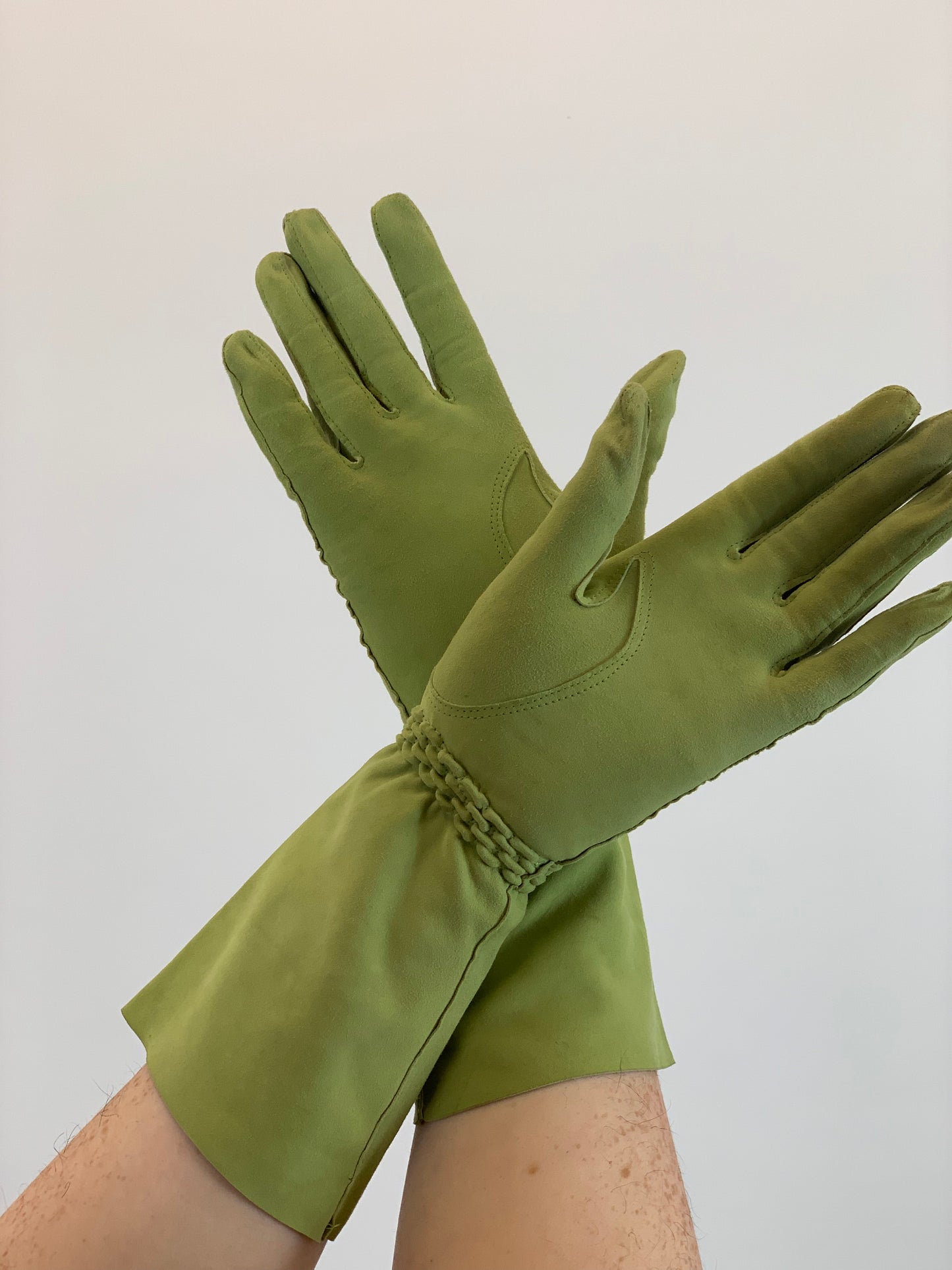 Original 1940’s Gorgeous Gloves - in Chautreuse