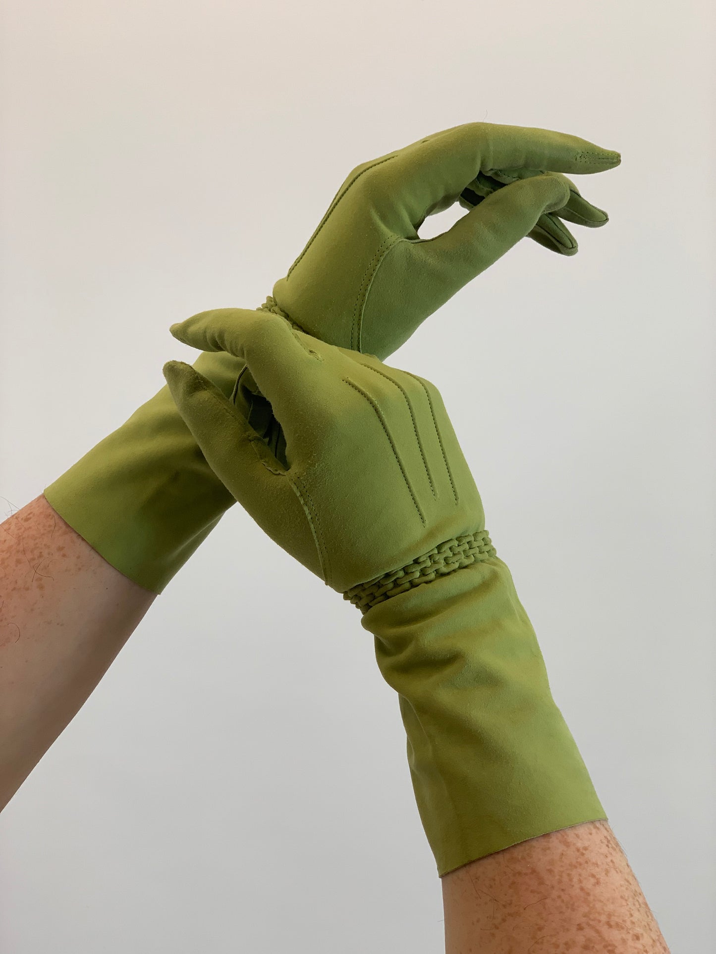 Original 1940’s Gorgeous Gloves - in Chautreuse