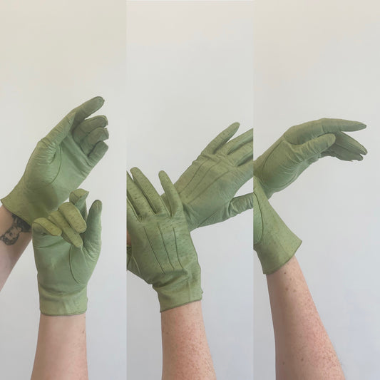 Original 1940’s Beautiful Leather gloves - in Pistachio Green