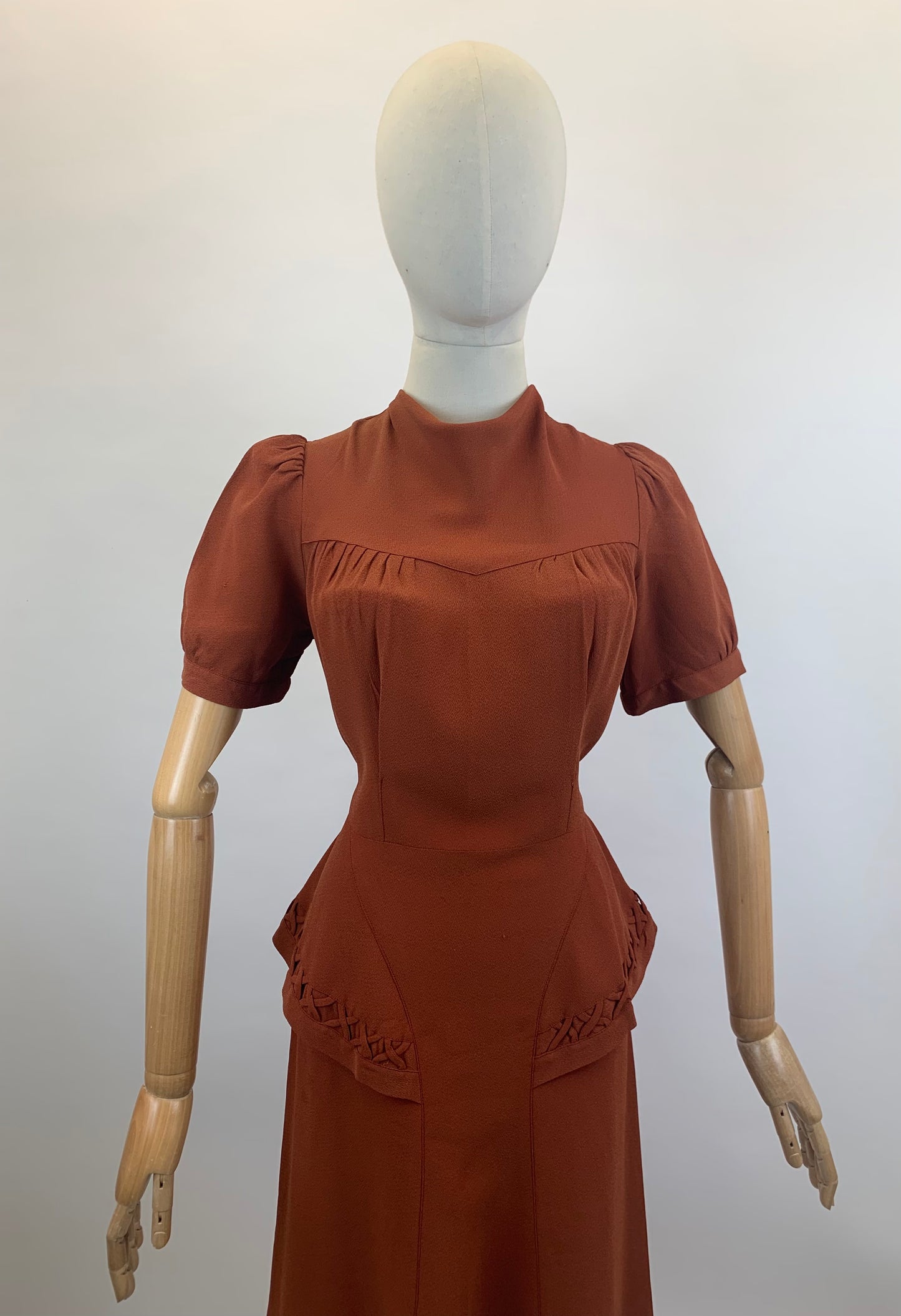 Original 1940's CC41 label Fabulous dress - Cinnamon