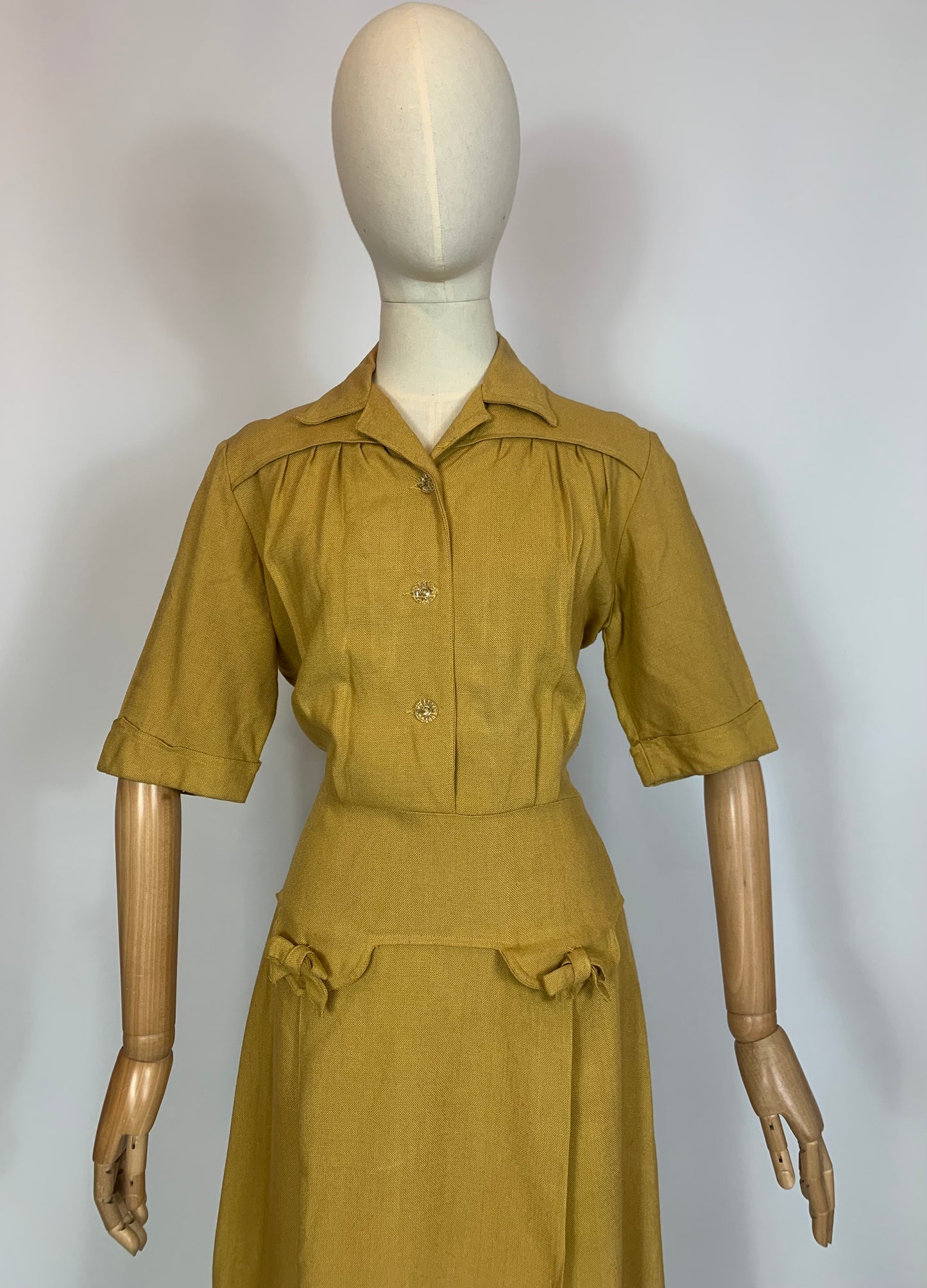 Original CC41 label 1940’s Beautiful Moygashel  Linen dress - mustard