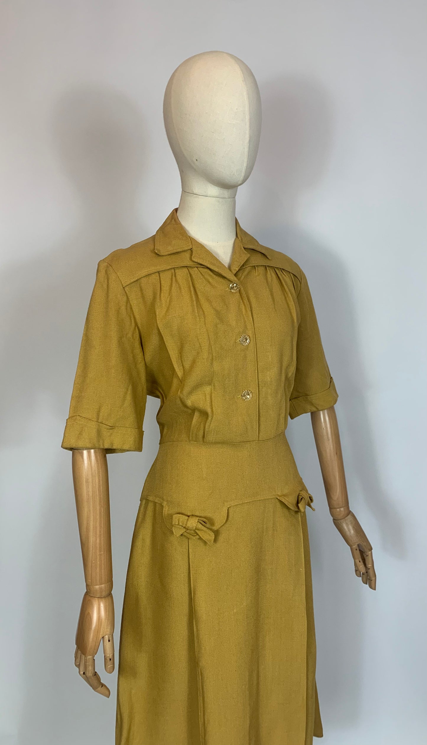 Original CC41 label 1940’s Beautiful Moygashel  Linen dress - mustard