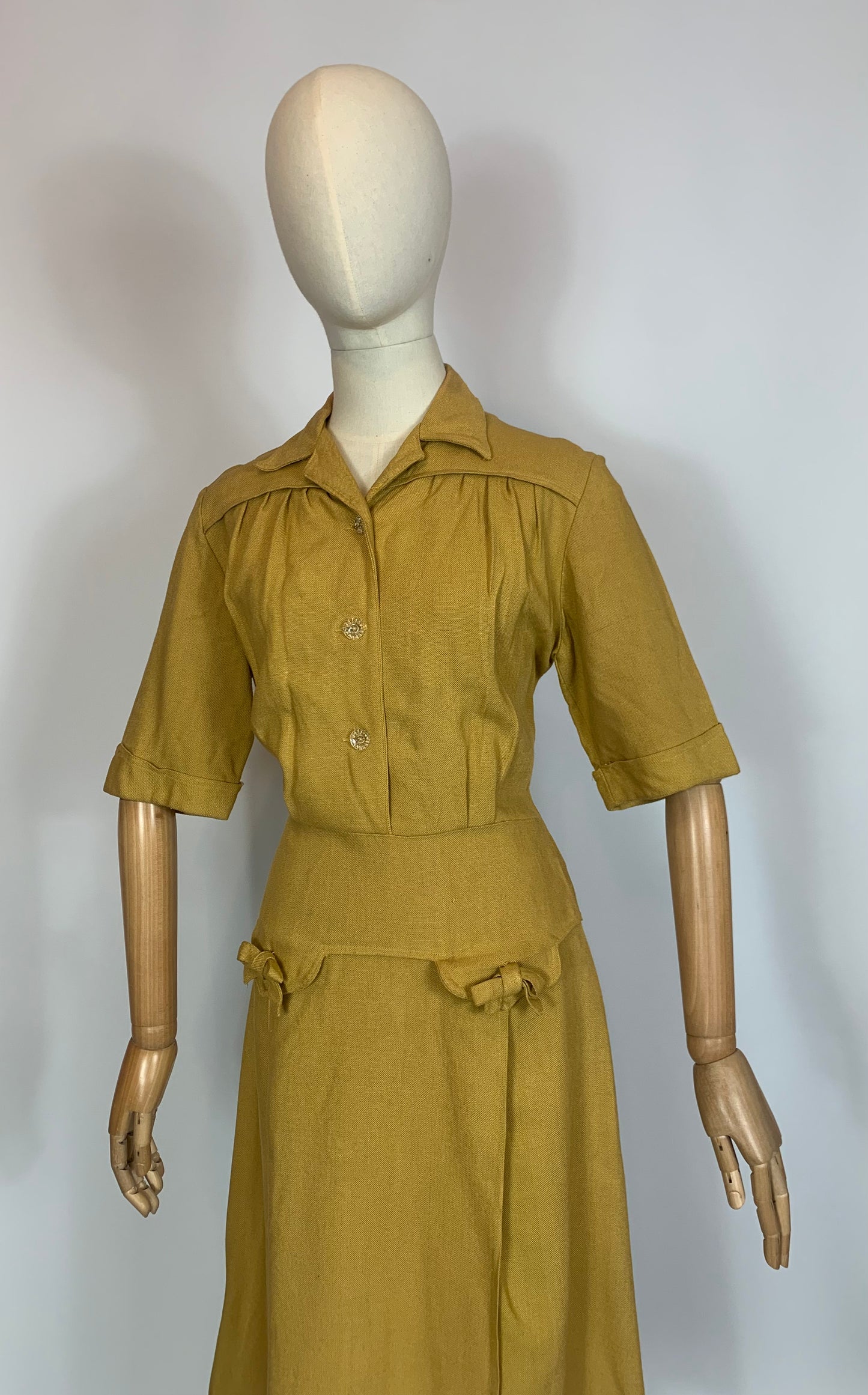 Original CC41 label 1940’s Beautiful Moygashel  Linen dress - mustard