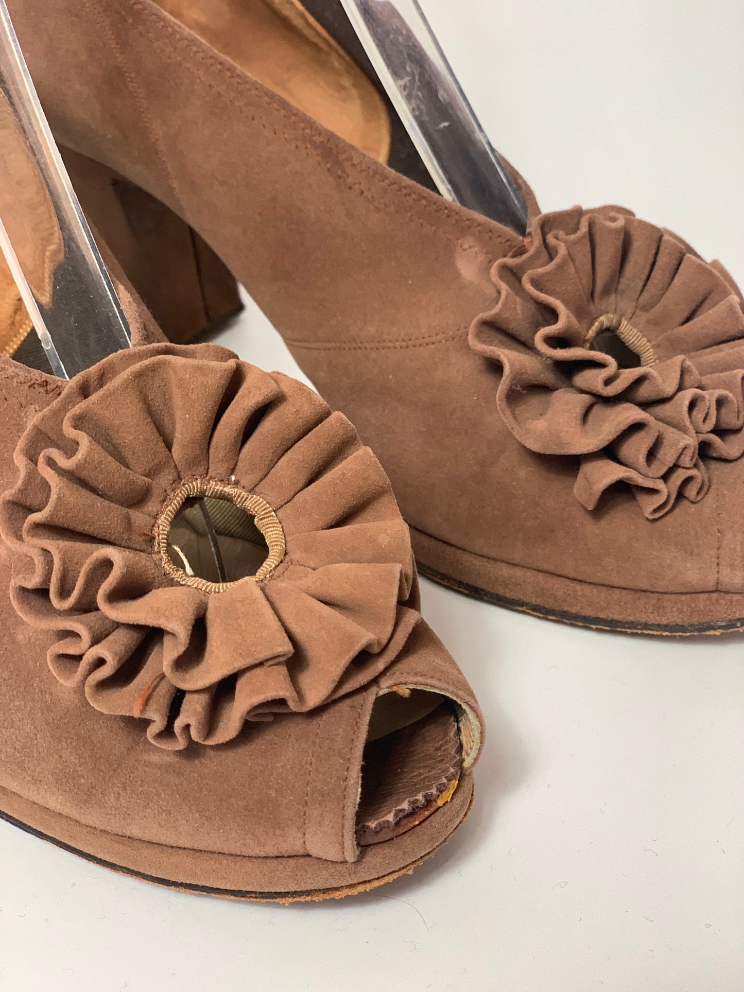 Original Fabulous 1940’s Peep toe Suede Shoes - light Brown.