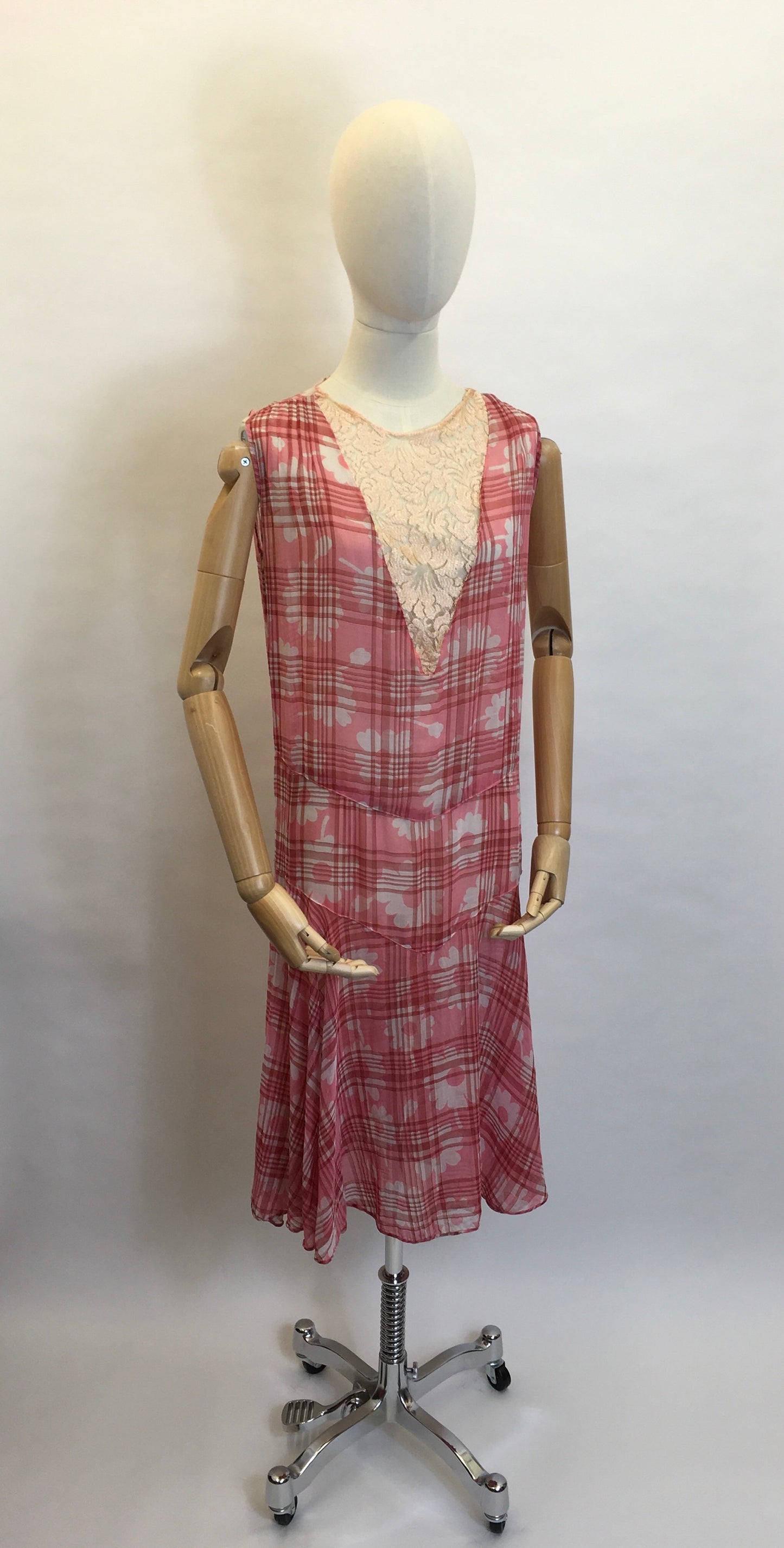 Original 1920s Day Dress - A Stunning Blend of Lace & Cotton Lawn