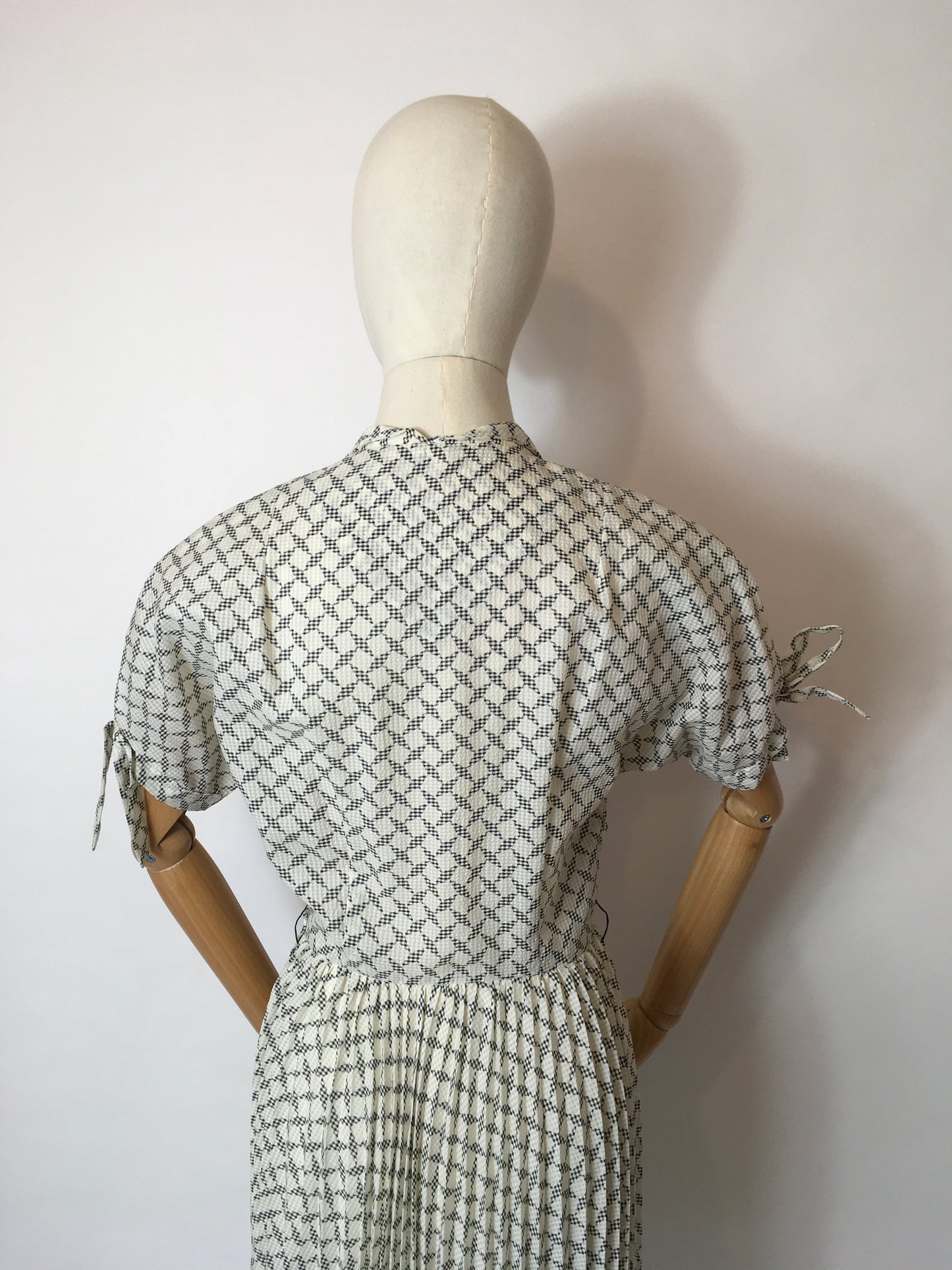 Original Early 1950s Seersucker Dress - Lovely Tie Sleeve Detailing