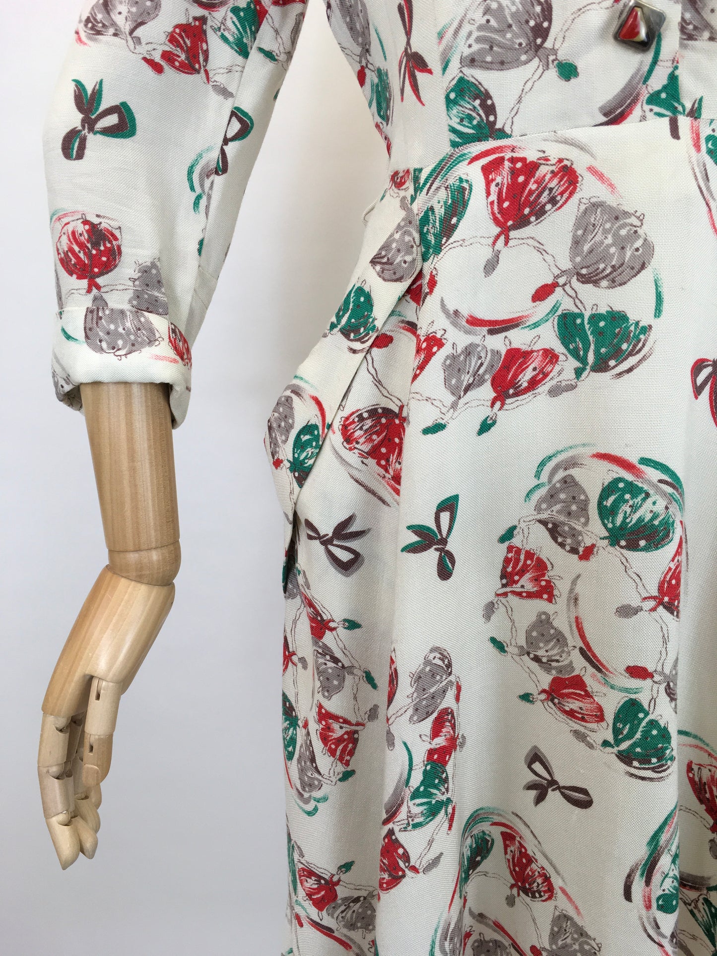 Original 1940’s STUNNING Moygoshal Linen Novelty Print Dress - Featuring Ballerinas and Bows